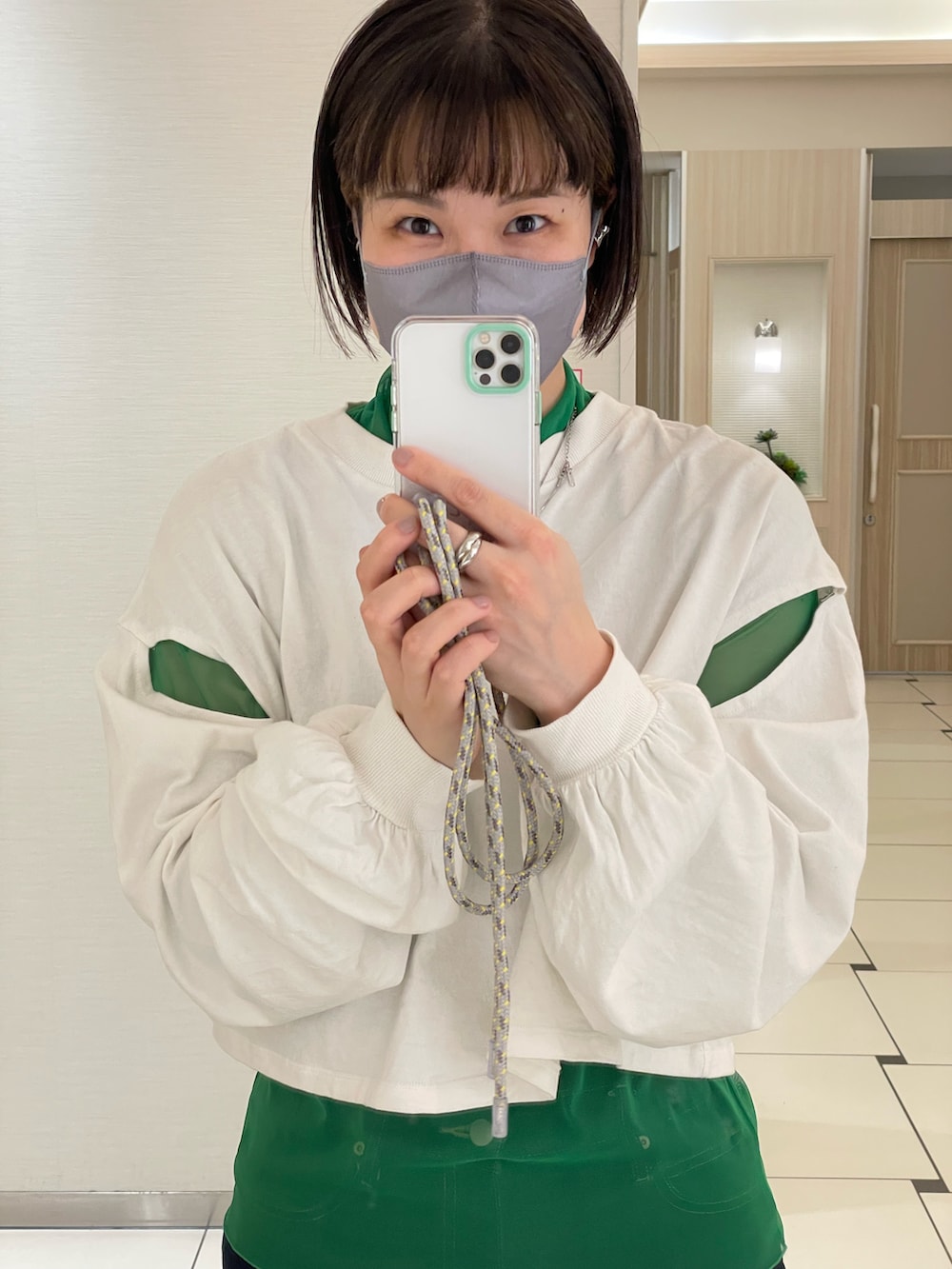 ブルー系のデニムパンツ、ホワイト系のTシャツ/カットソー、グリーン系のTシャツ/カットソーを着用したレディースの春コーディネートの2枚目の写真