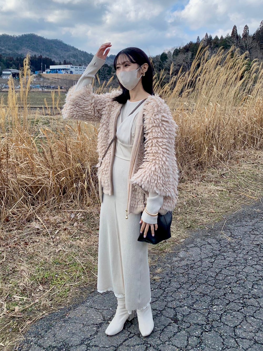 「春服デビュー宣言、オトナ女子、おでかけコーデ、ワンピース、ワントーンコーデ、ループカーディガン、レイヤードスタイル、レイヤード」｜「Solaceのアイテム（トップス、ホワイト系）」を使った、𝒌𝒂𝒆𝒅𝒆さん（レディース・160cm）の春コーディネートの2枚目の写真