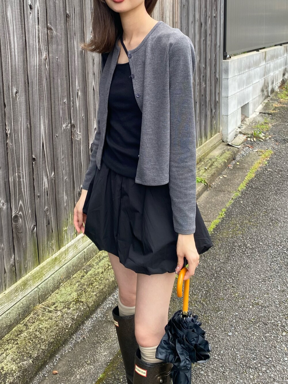 グレー系のカーディガン/ボレロ、ブラック系のその他パンツ、ブラウン系のレインシューズを着用したレディースの夏コーディネートの2枚目の写真