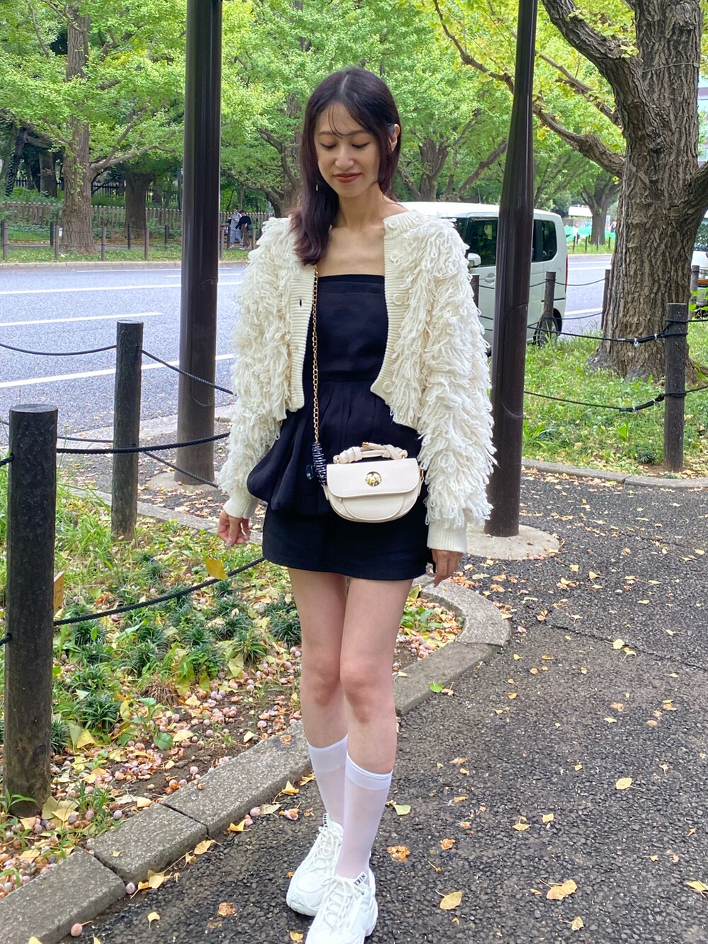 ホワイト系のカーディガン/ボレロ、ホワイト系のスニーカーを着用したレディースの秋コーディネートの2枚目の写真