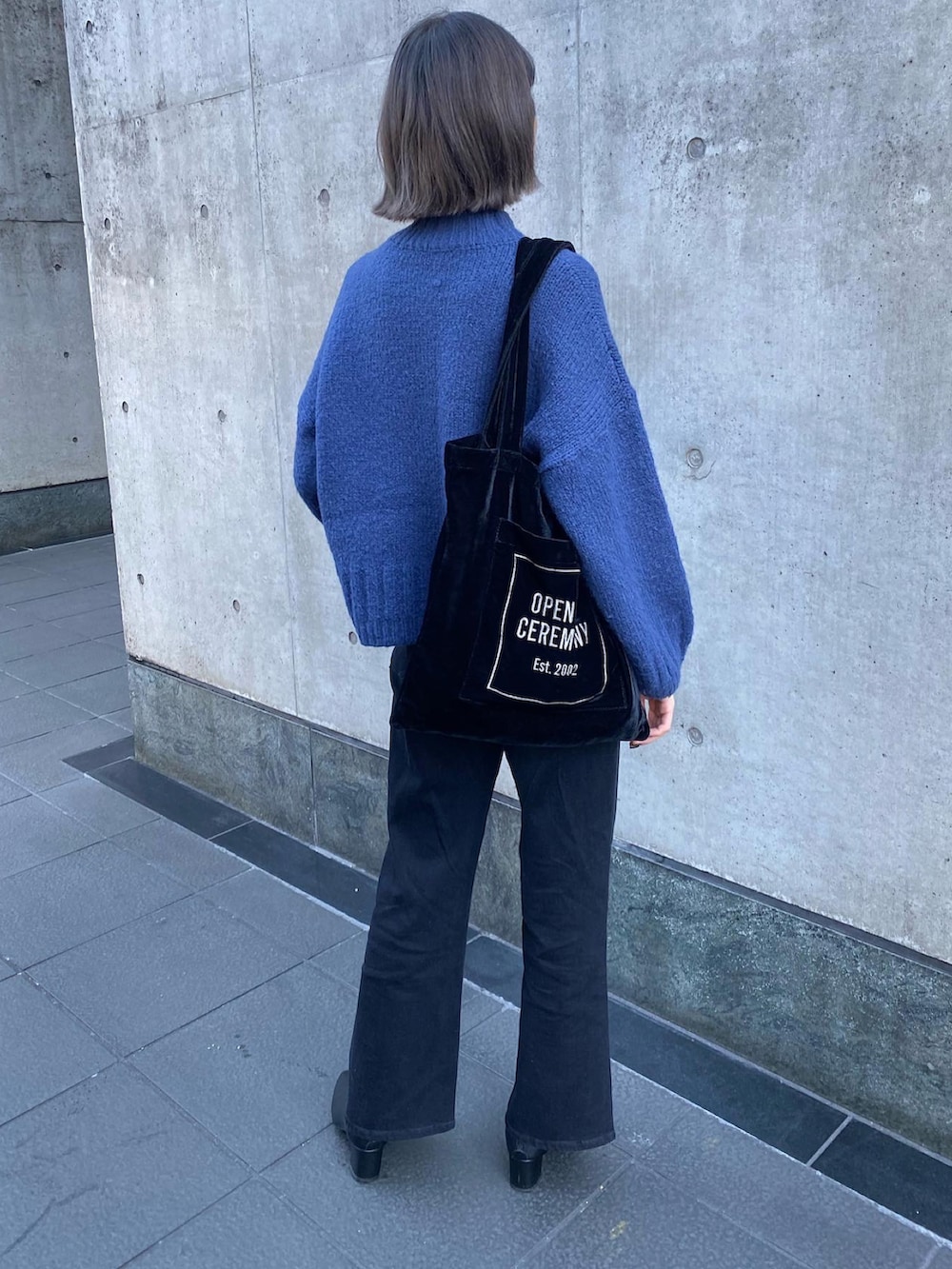 ブラック系のデニムパンツ、ブラック系のブーツ、その他のダウンジャケット/コートを着用したレディースの冬コーディネートの4枚目の写真