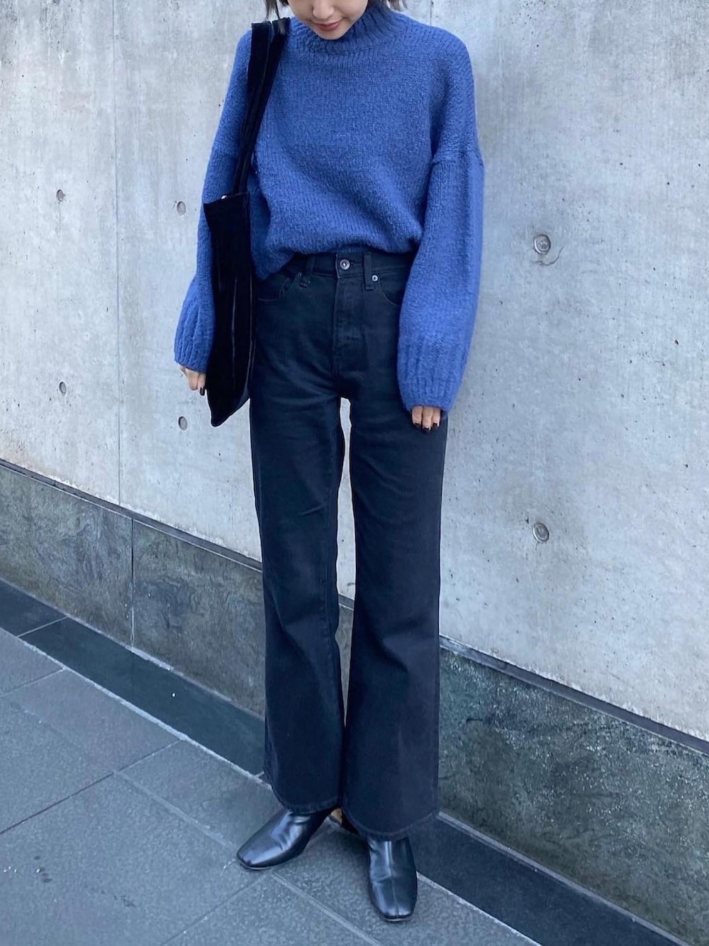 ブラック系のデニムパンツ、ブラック系のブーツ、その他のダウンジャケット/コートを着用したレディースの冬コーディネートの3枚目の写真