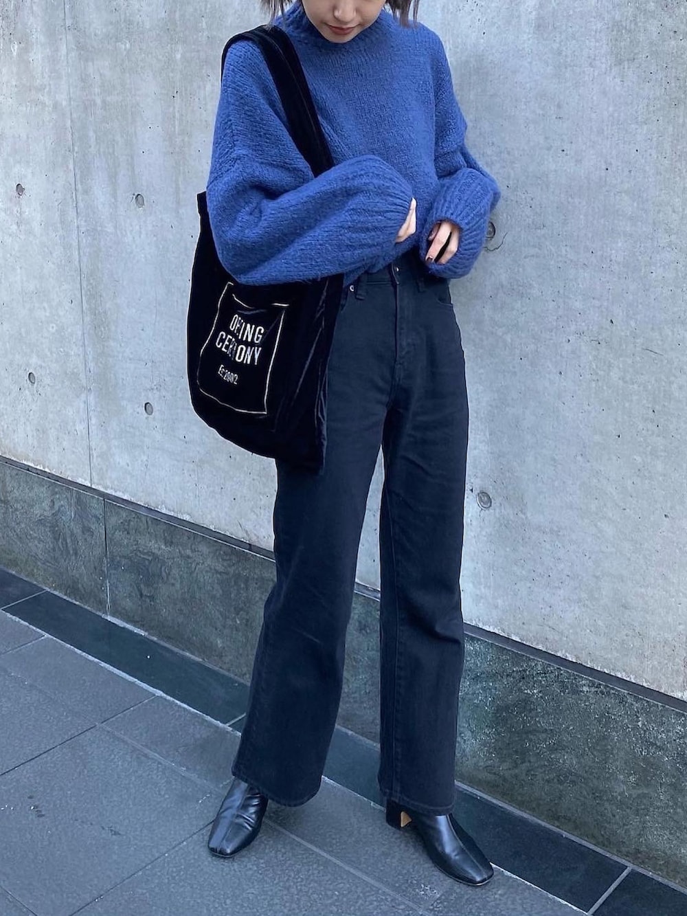 ブラック系のデニムパンツ、ブラック系のブーツ、その他のダウンジャケット/コートを着用したレディースの冬コーディネートの2枚目の写真