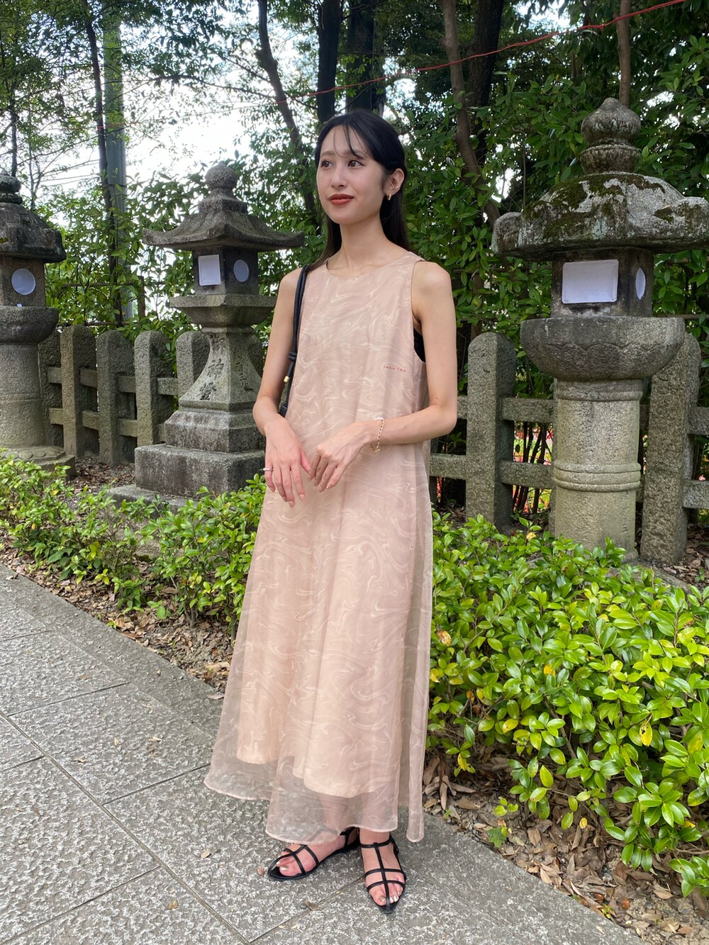 「夏コーデ、オトナカワイイ、ノースリーブ、ノースリーブワンピース、今日のコーデ、今日の服、シアーワンピース、ラクチンコーデ」｜「KOBE LETTUCEのTラインストラップサンダル（サンダル、ブラック系）」を使った、𝒌𝒂𝒆𝒅𝒆さん（レディース・160cm）の夏コーディネートの2枚目の写真