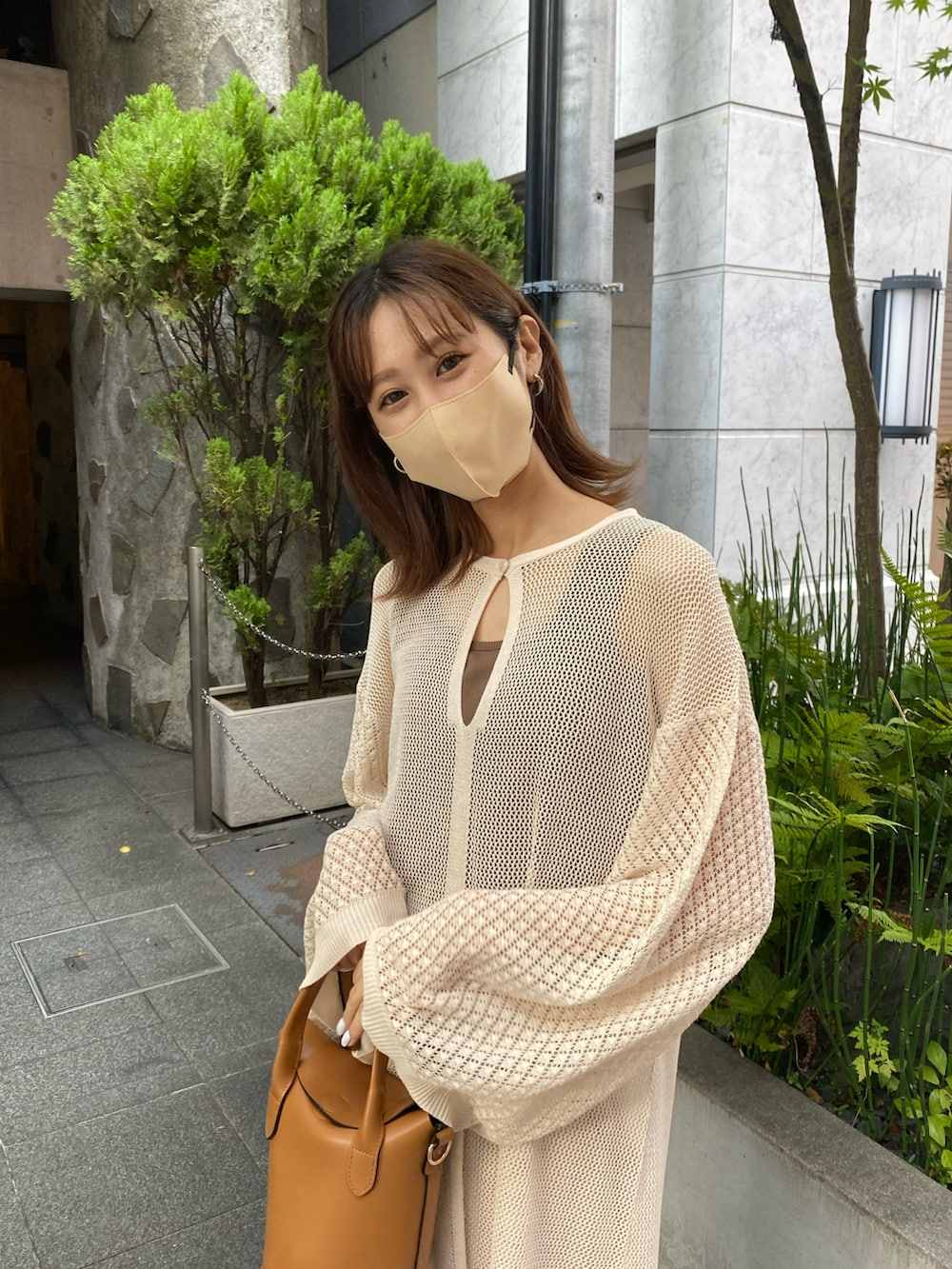 ベージュ系のワンピース、ブラック系のサンダル、ブラウン系のショルダーバッグを着用したレディースの夏コーディネートの2枚目の写真