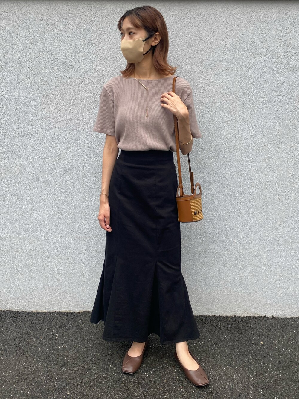 ブラウン系のTシャツ/カットソー、ブラック系のスカート、ブラウン系のパンプスを着用したレディースの夏コーディネートの3枚目の写真