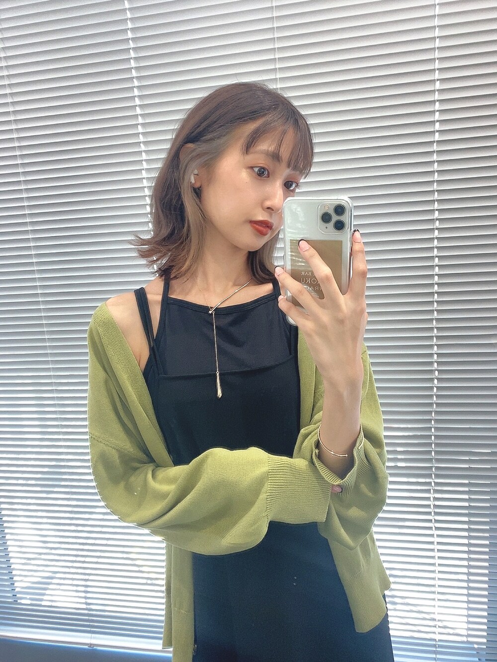 ブラック系のワンピース/ドレス、ブラック系のキャミソール、グリーン系のカーディガン/ボレロを着用したレディースの夏コーディネートの2枚目の写真