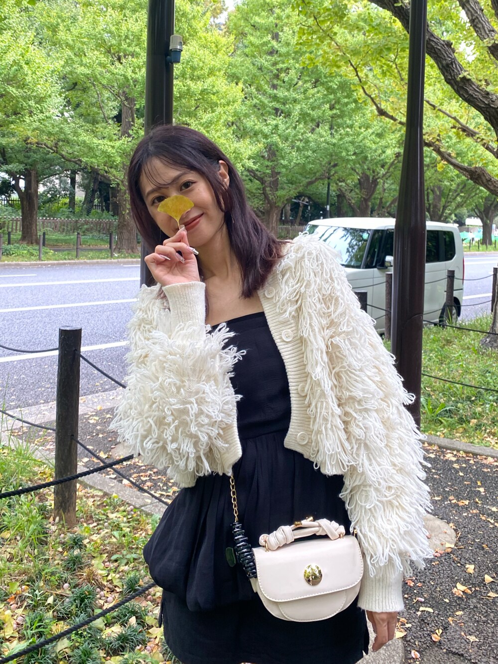 ホワイト系のカーディガン/ボレロ、ホワイト系のスニーカーを着用したレディースの秋コーディネートの3枚目の写真