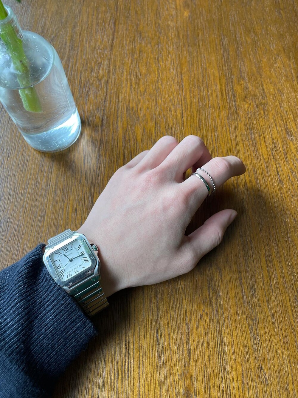 ブラック系のハンドバッグ、シルバー系のリングを着用したメンズの春コーディネートの3枚目の写真