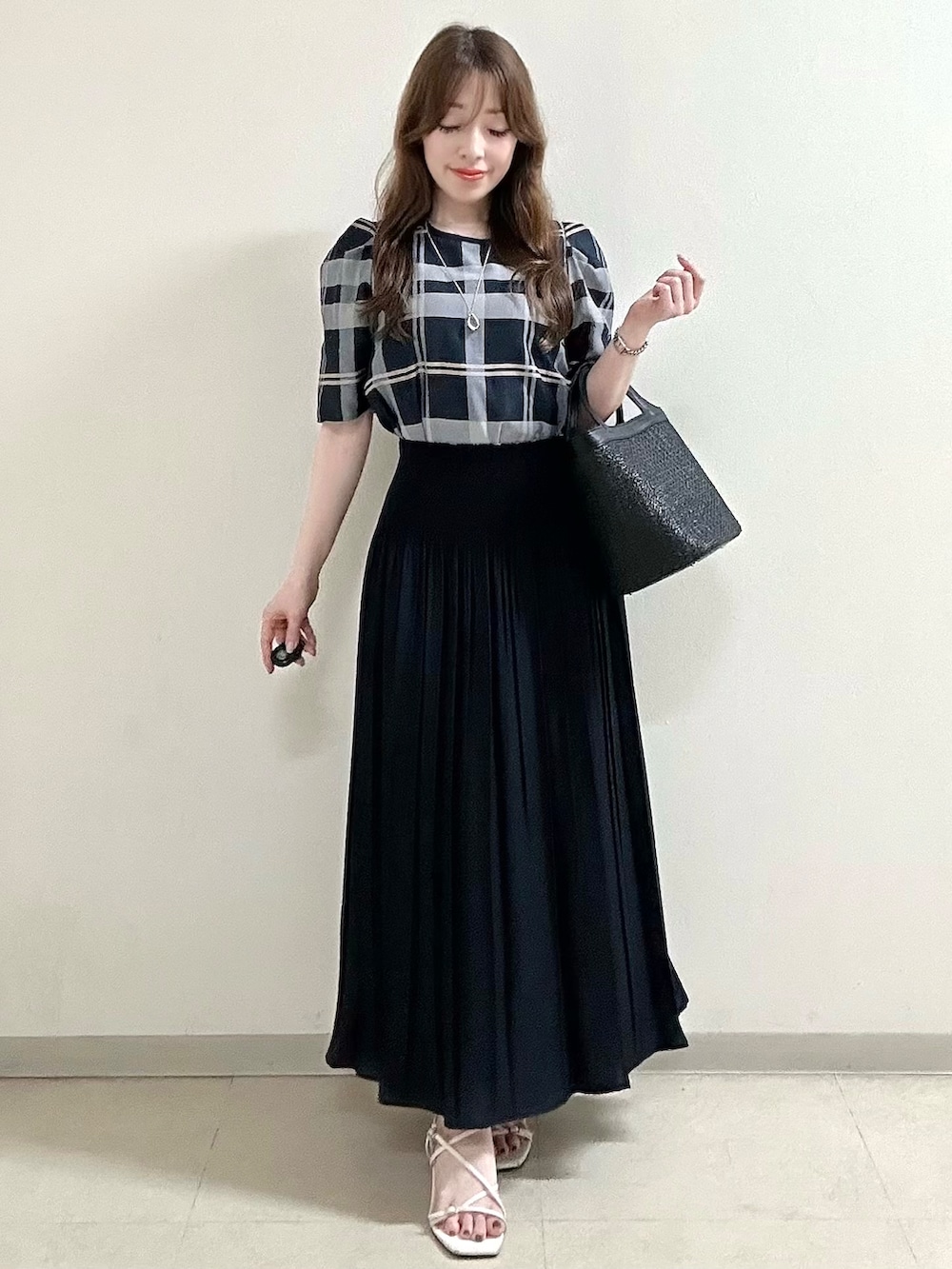 ブルー系のシャツ/ブラウス、ブルー系のスカート、ブラック系のショルダーバッグを着用したレディースの夏コーディネートの2枚目の写真