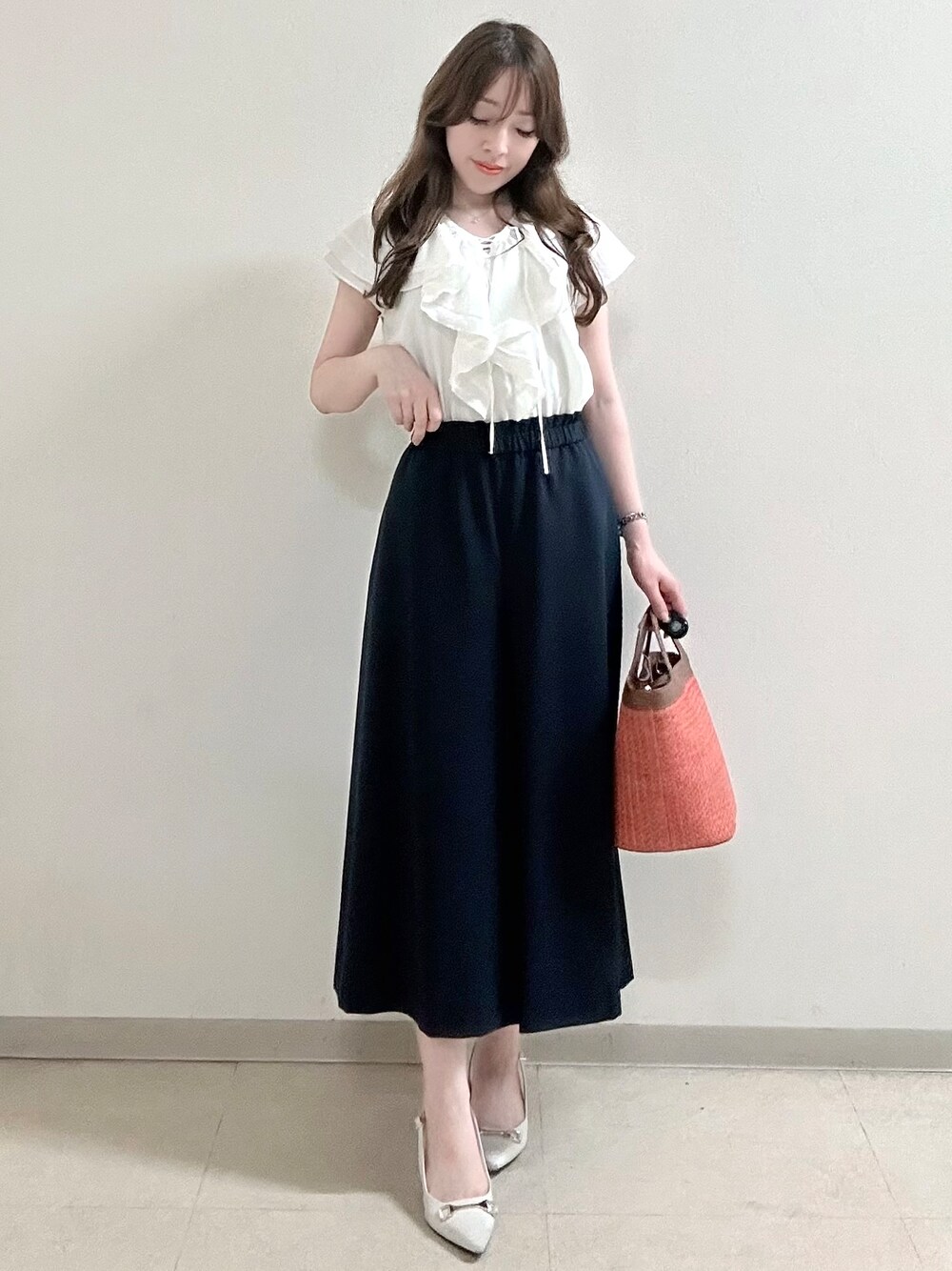 ホワイト系のシャツ/ブラウス、ブルー系のその他パンツ、ブルー系のカーディガン/ボレロを着用したレディースの夏コーディネートの3枚目の写真