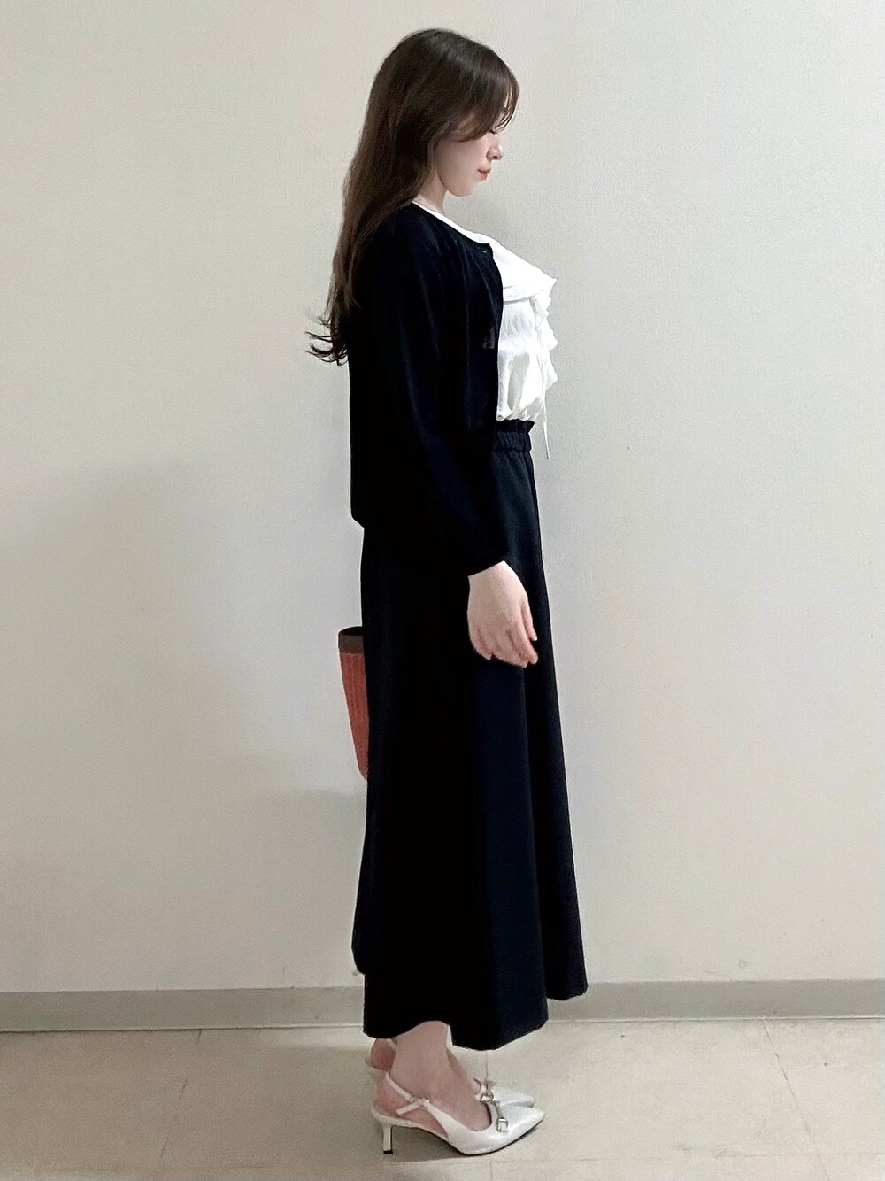 ホワイト系のシャツ/ブラウス、ブルー系のその他パンツ、ブルー系のカーディガン/ボレロを着用したレディースの夏コーディネートの2枚目の写真