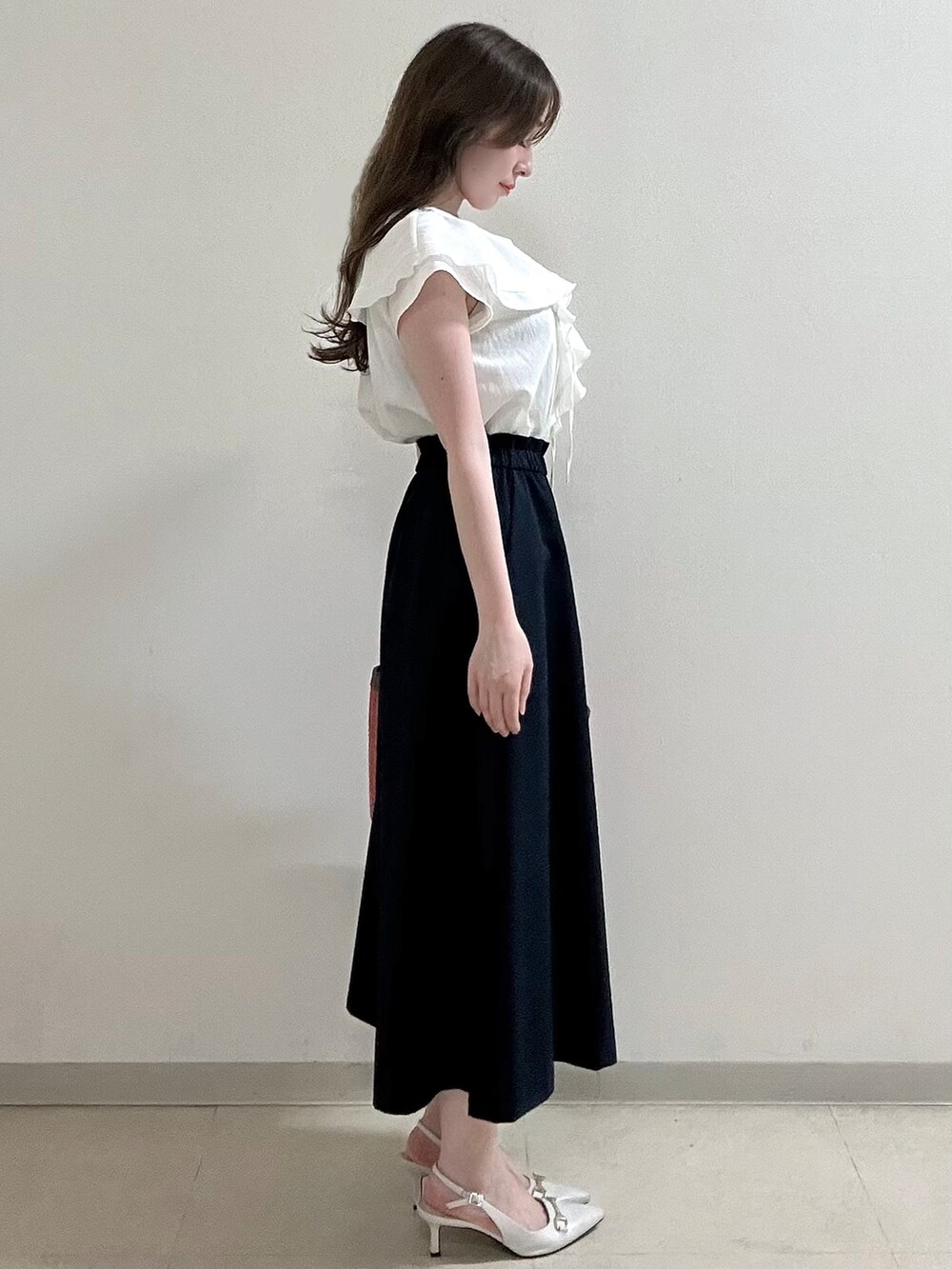 ホワイト系のシャツ/ブラウス、ブルー系のその他パンツ、ブルー系のカーディガン/ボレロを着用したレディースの夏コーディネートの4枚目の写真
