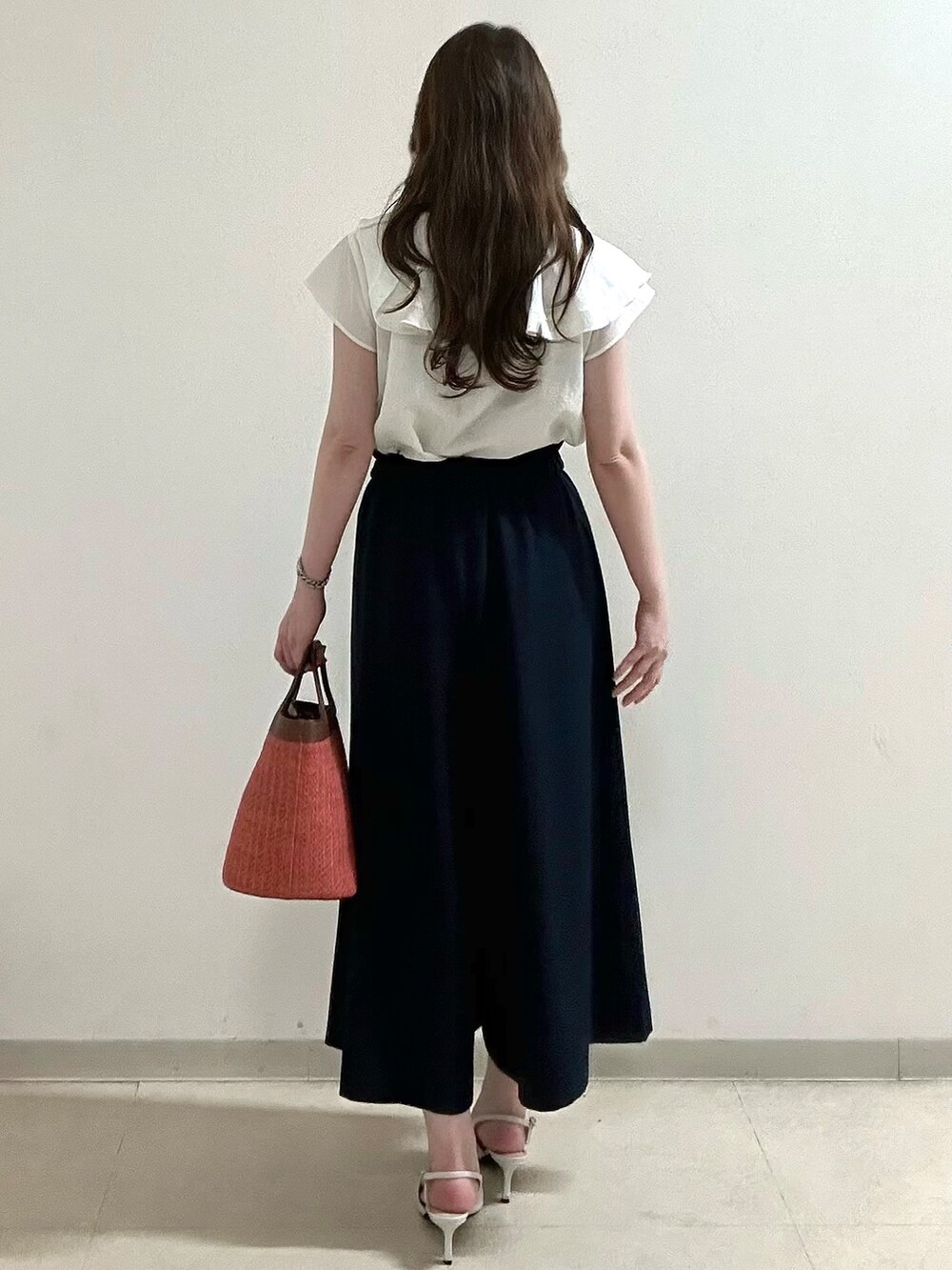 ホワイト系のシャツ/ブラウス、ブルー系のその他パンツ、ブルー系のカーディガン/ボレロを着用したレディースの夏コーディネートの5枚目の写真