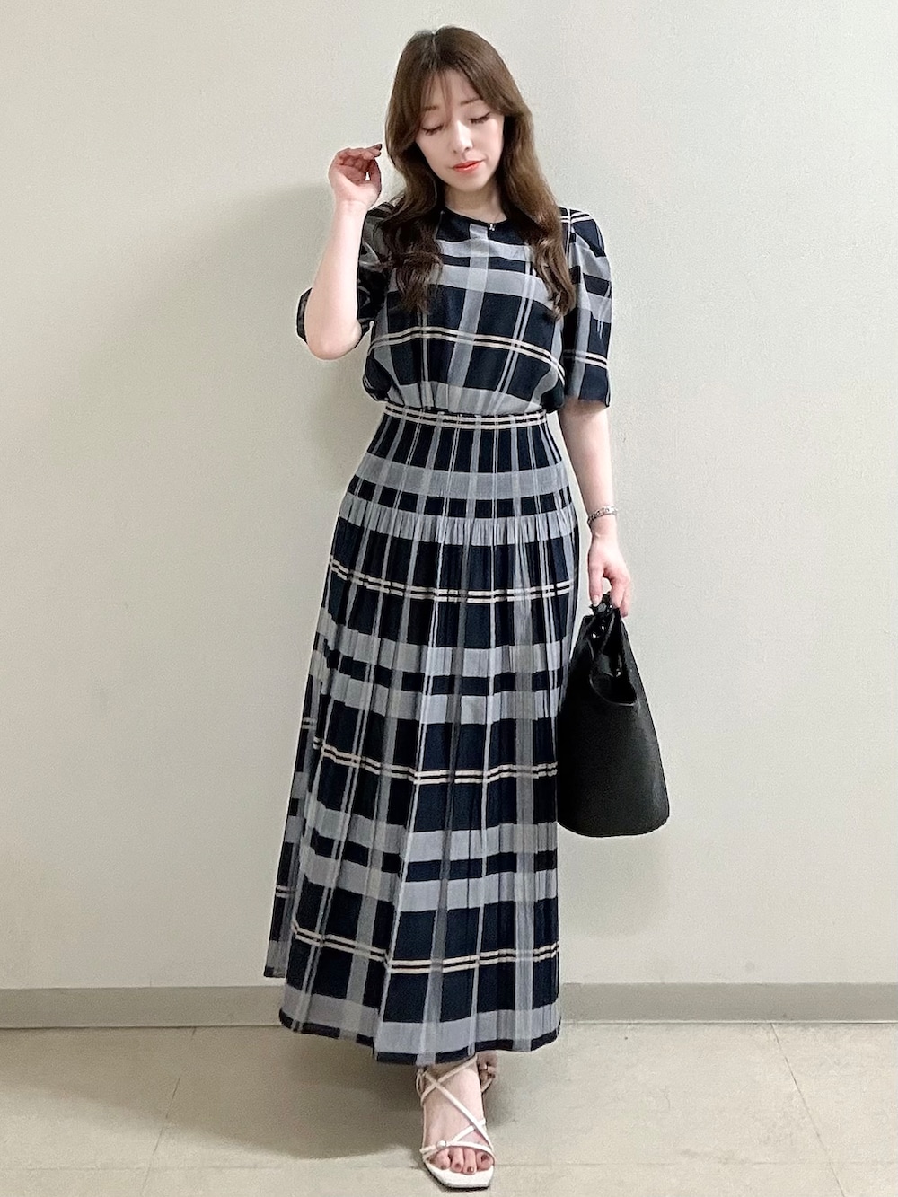 ブルー系のシャツ/ブラウス、ブルー系のスカート、ブラック系のショルダーバッグを着用したレディースの夏コーディネートの5枚目の写真