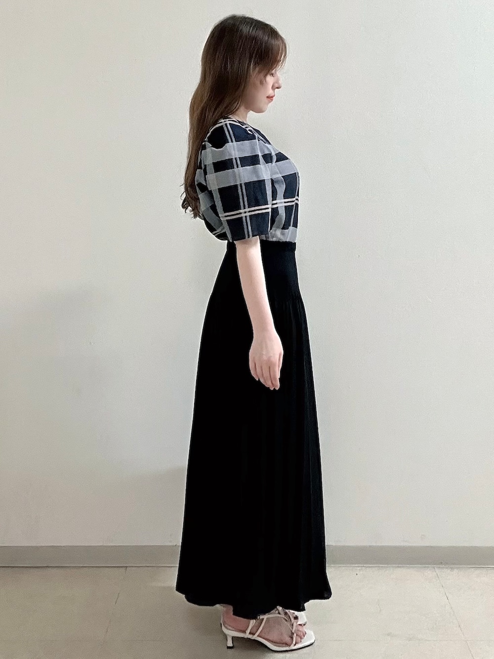 ブルー系のシャツ/ブラウス、ブルー系のスカート、ブラック系のショルダーバッグを着用したレディースの夏コーディネートの3枚目の写真