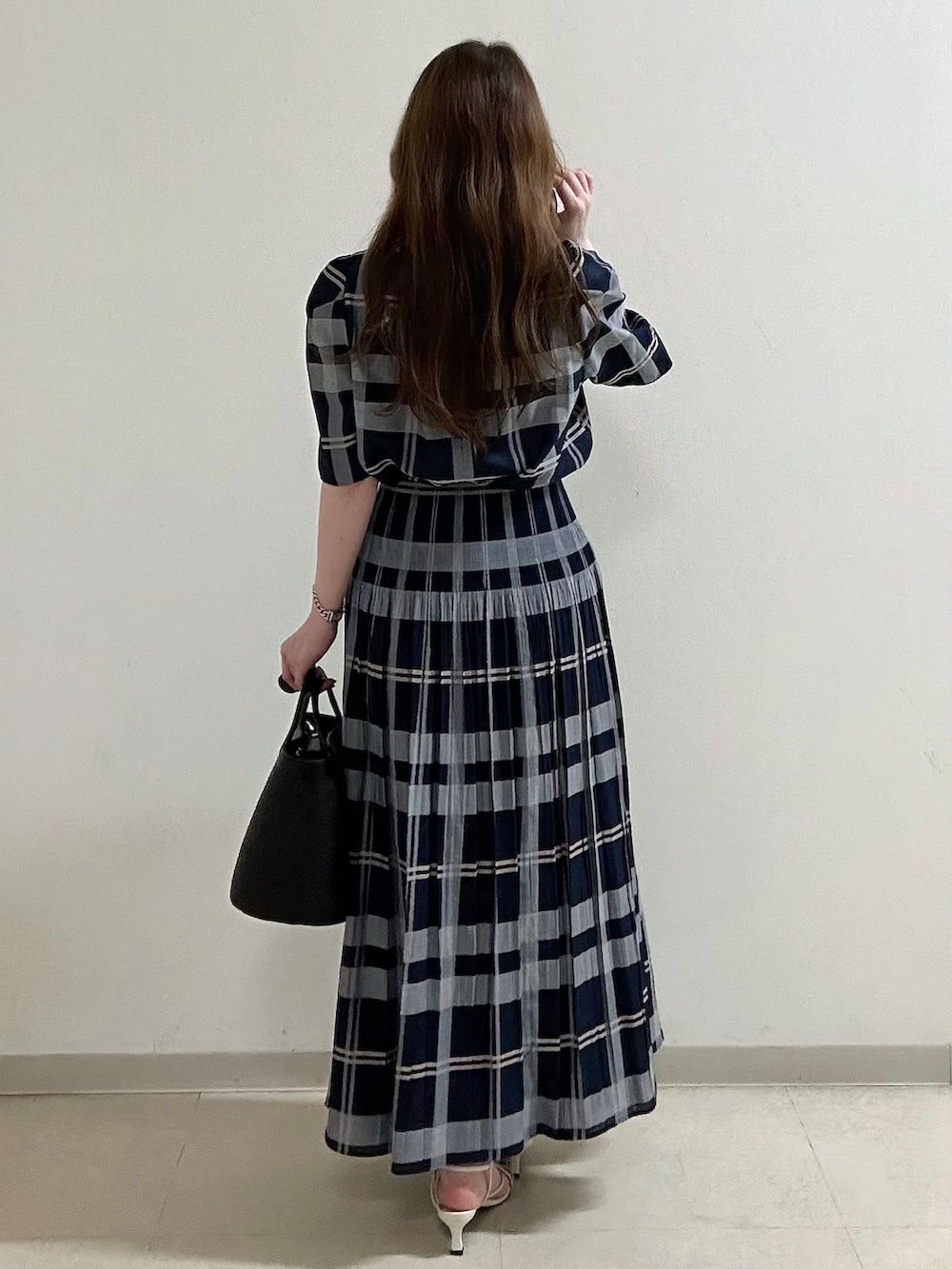 ブルー系のシャツ/ブラウス、ブルー系のスカート、ブラック系のショルダーバッグを着用したレディースの夏コーディネートの7枚目の写真