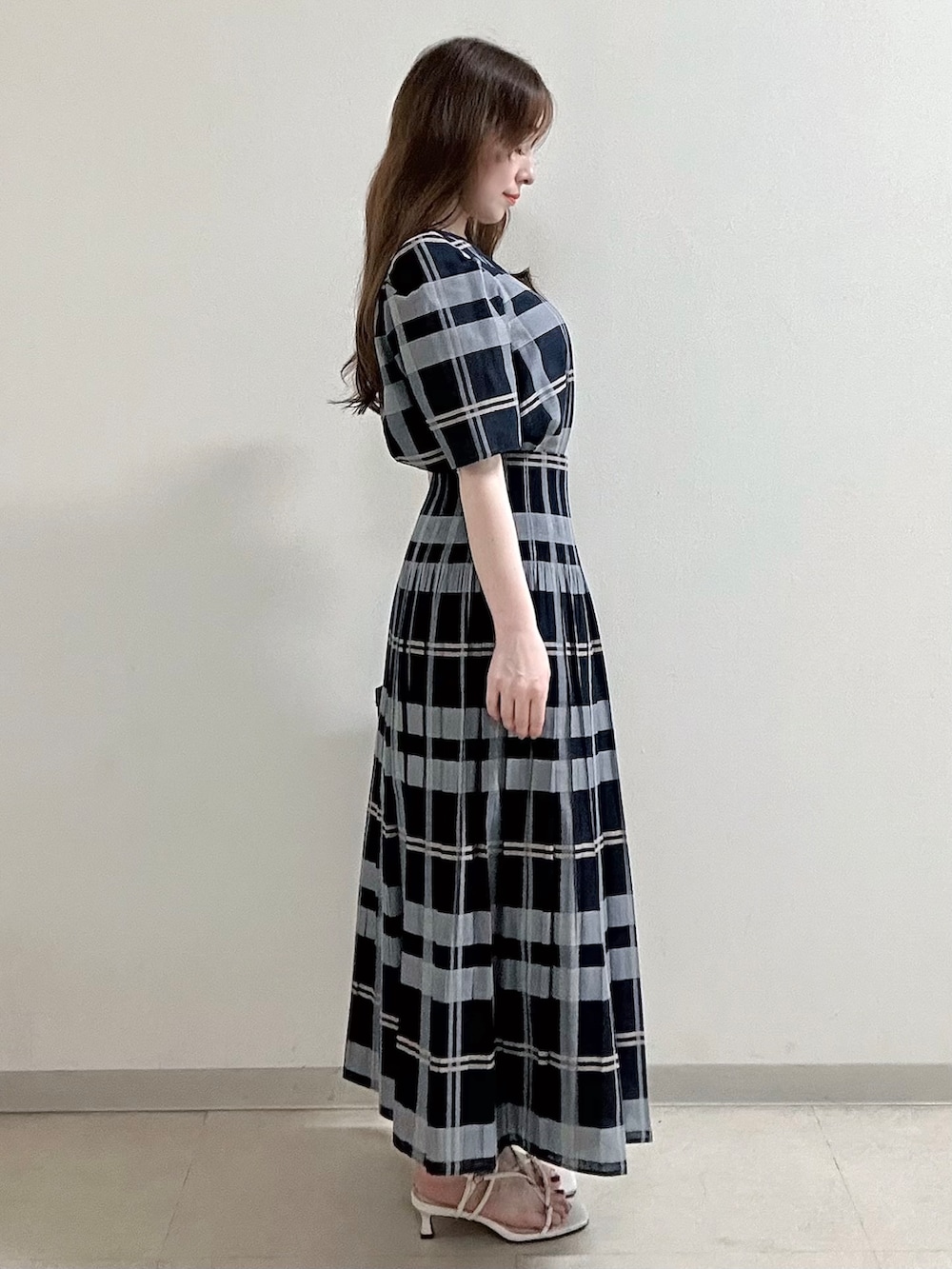 ブルー系のシャツ/ブラウス、ブルー系のスカート、ブラック系のショルダーバッグを着用したレディースの夏コーディネートの6枚目の写真