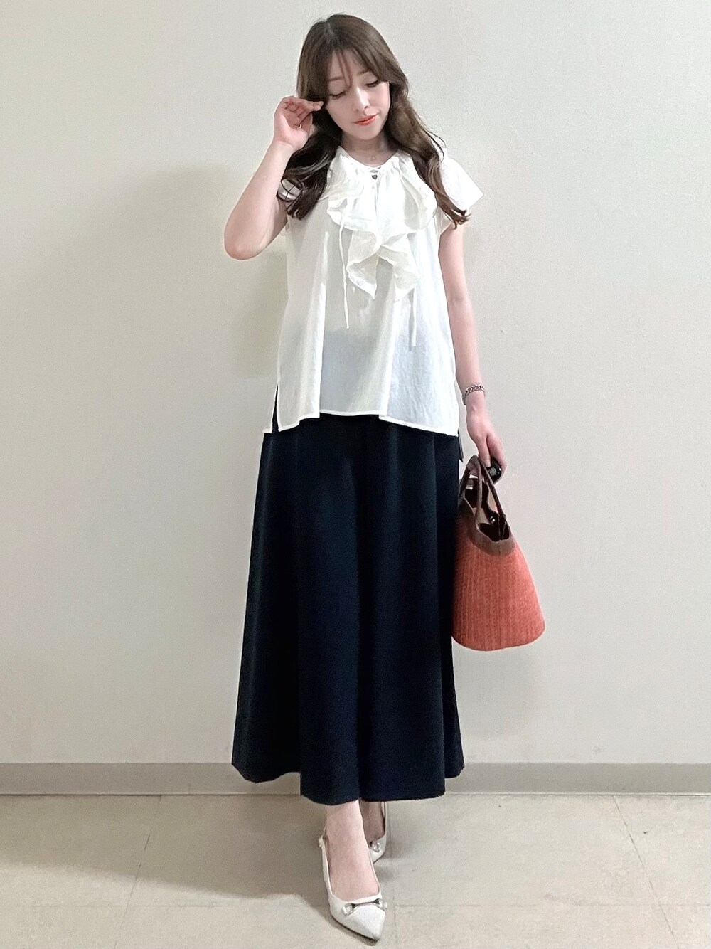 ホワイト系のシャツ/ブラウス、ブルー系のその他パンツ、ブルー系のカーディガン/ボレロを着用したレディースの夏コーディネートの6枚目の写真