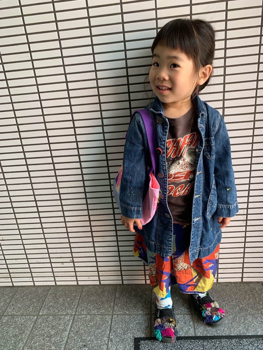 ブルー系のデニムジャケット、ブラウン系のTシャツ/カットソー、その他のスカートを着用したキッズの夏コーディネートの2枚目の写真