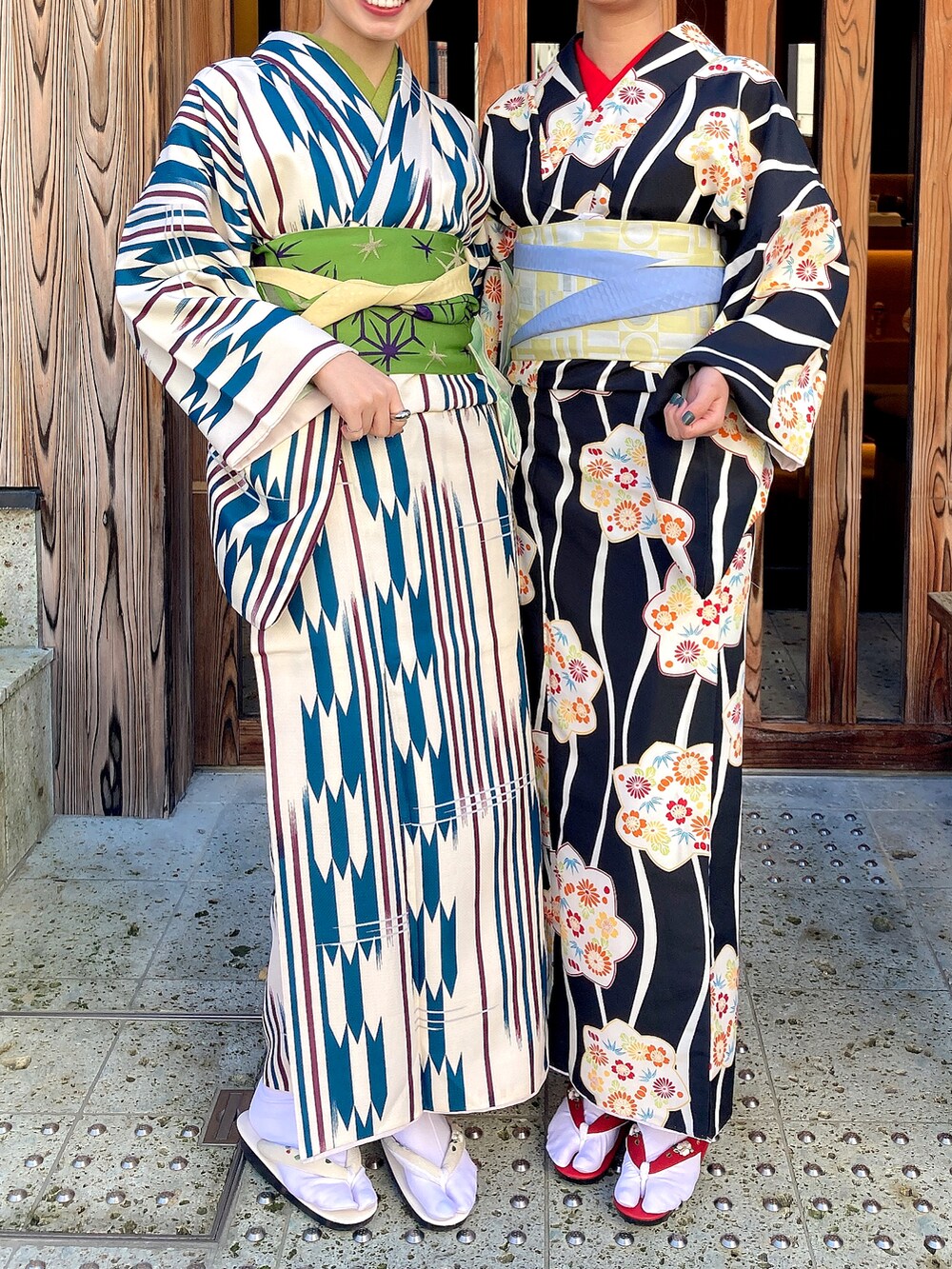 ブルー系の浴衣を着用したレディースの夏コーディネートの2枚目の写真