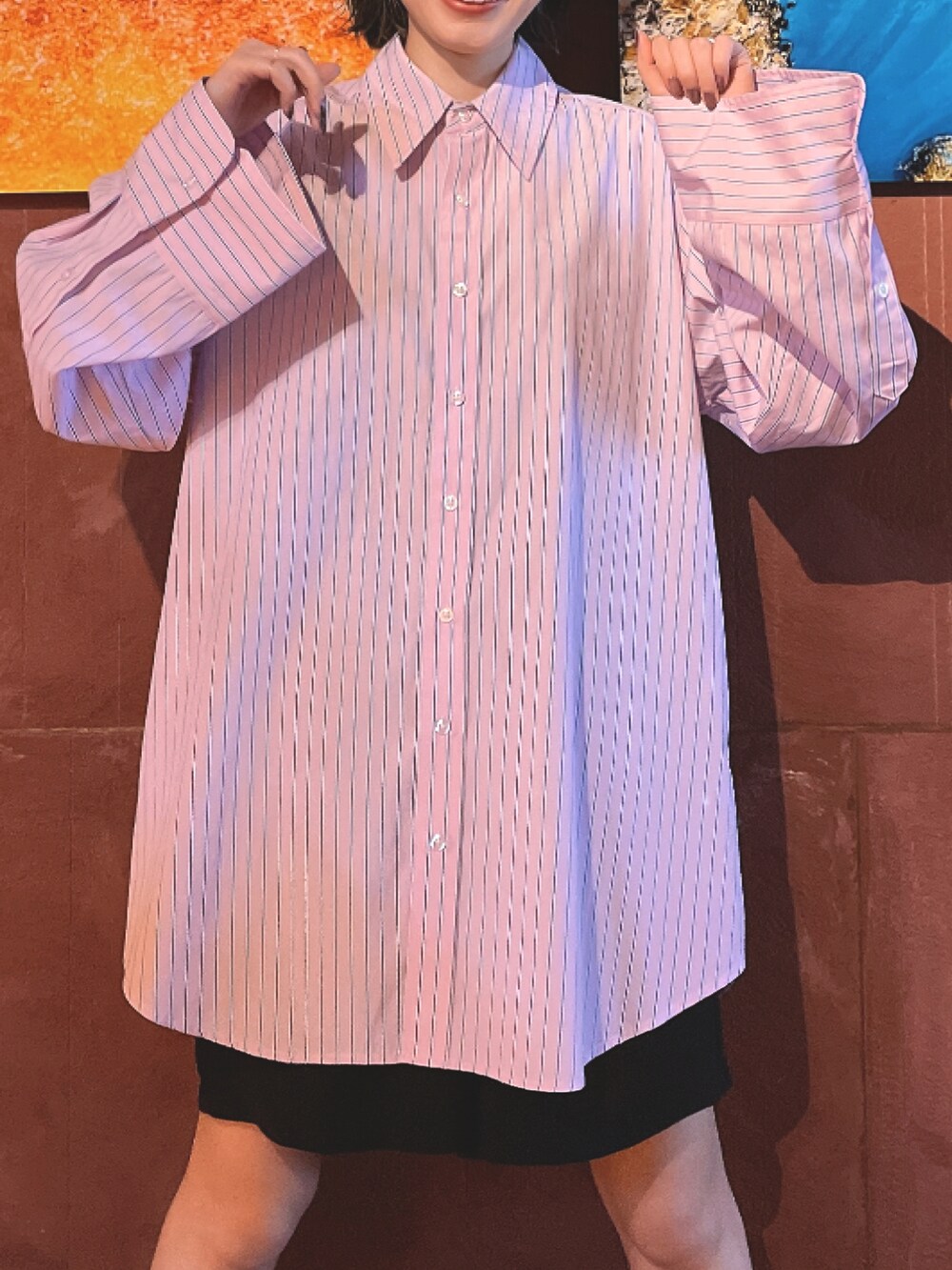 ブラック系のドレスシューズ、ブラック系のその他パンツ、ピンク系のシャツ/ブラウスを着用したレディースの春コーディネートの2枚目の写真