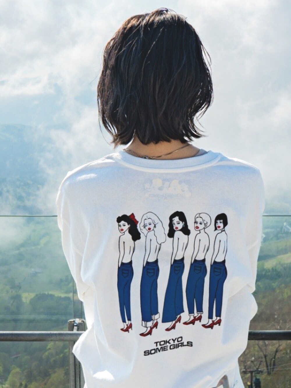 ホワイト系のデニムパンツ、ホワイト系のTシャツ/カットソー、ブラック系のサンダルを着用したレディースの夏コーディネートの2枚目の写真