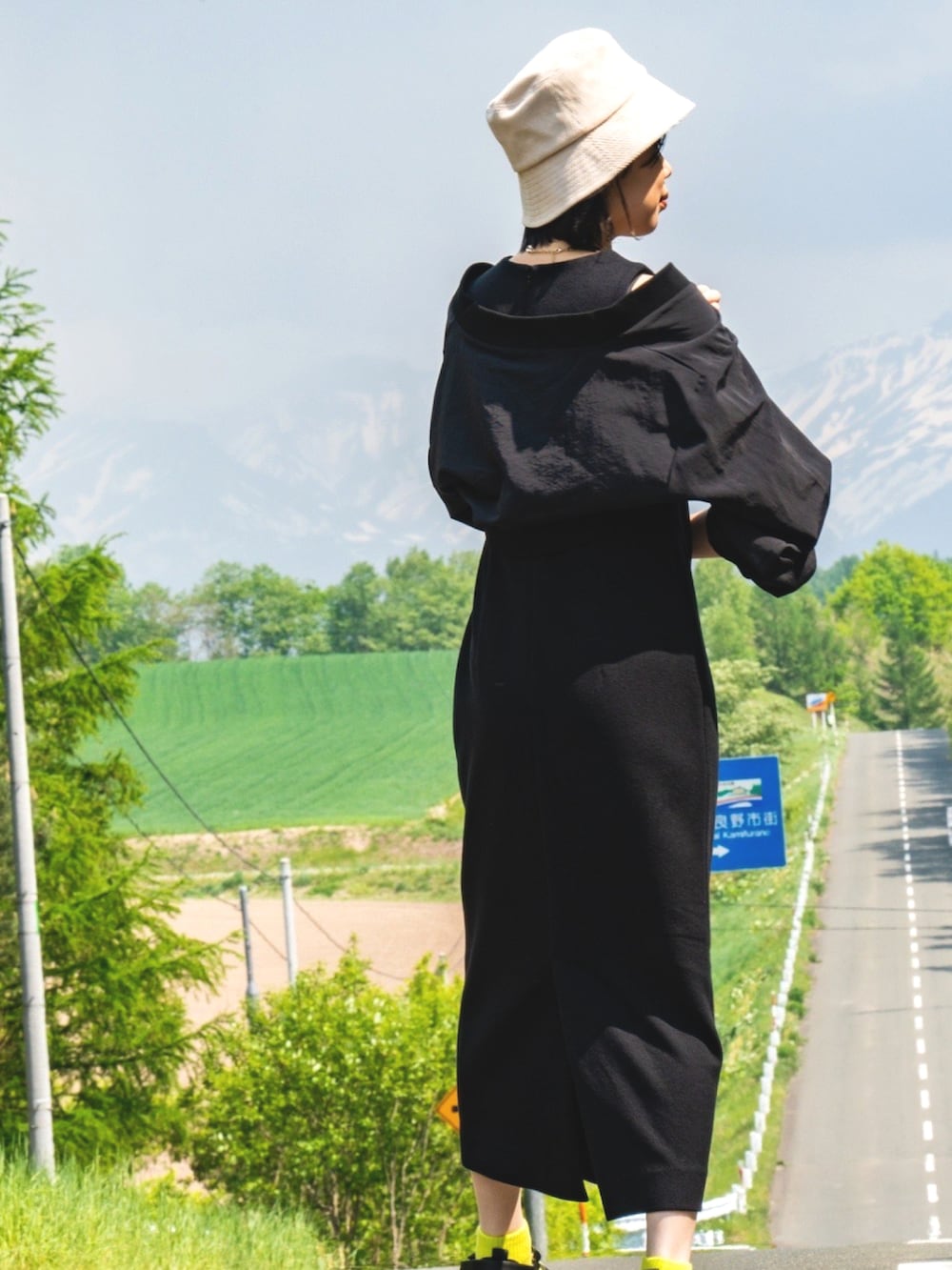 ブラック系のカーディガン/ボレロ、ブラック系のワンピース、ブラック系のサンダルを着用したレディースの夏コーディネートの2枚目の写真