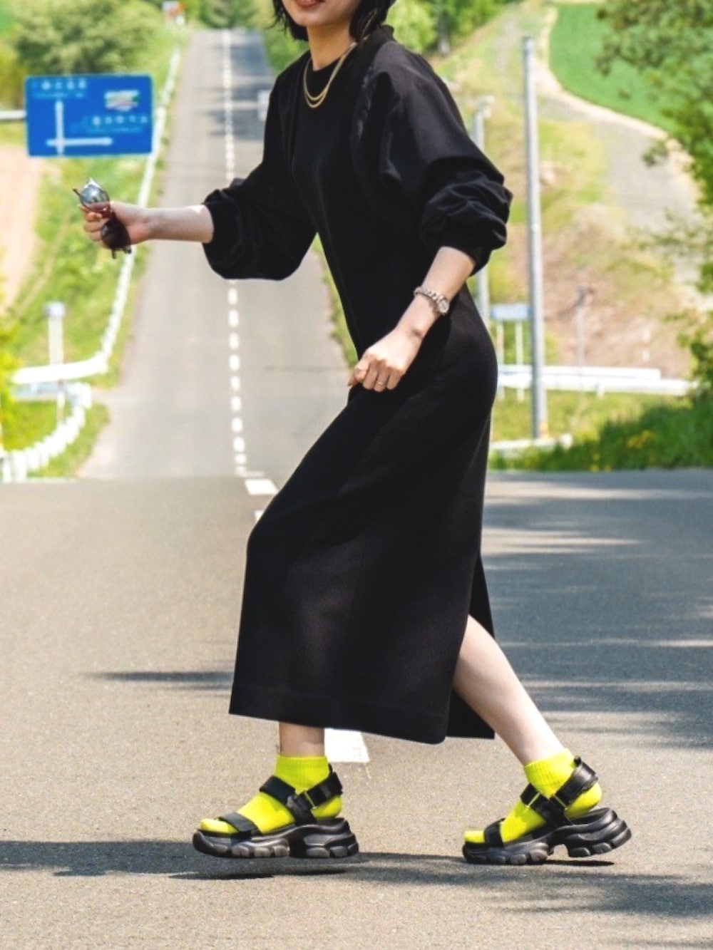 ブラック系のカーディガン/ボレロ、ブラック系のワンピース、ブラック系のサンダルを着用したレディースの夏コーディネートの3枚目の写真