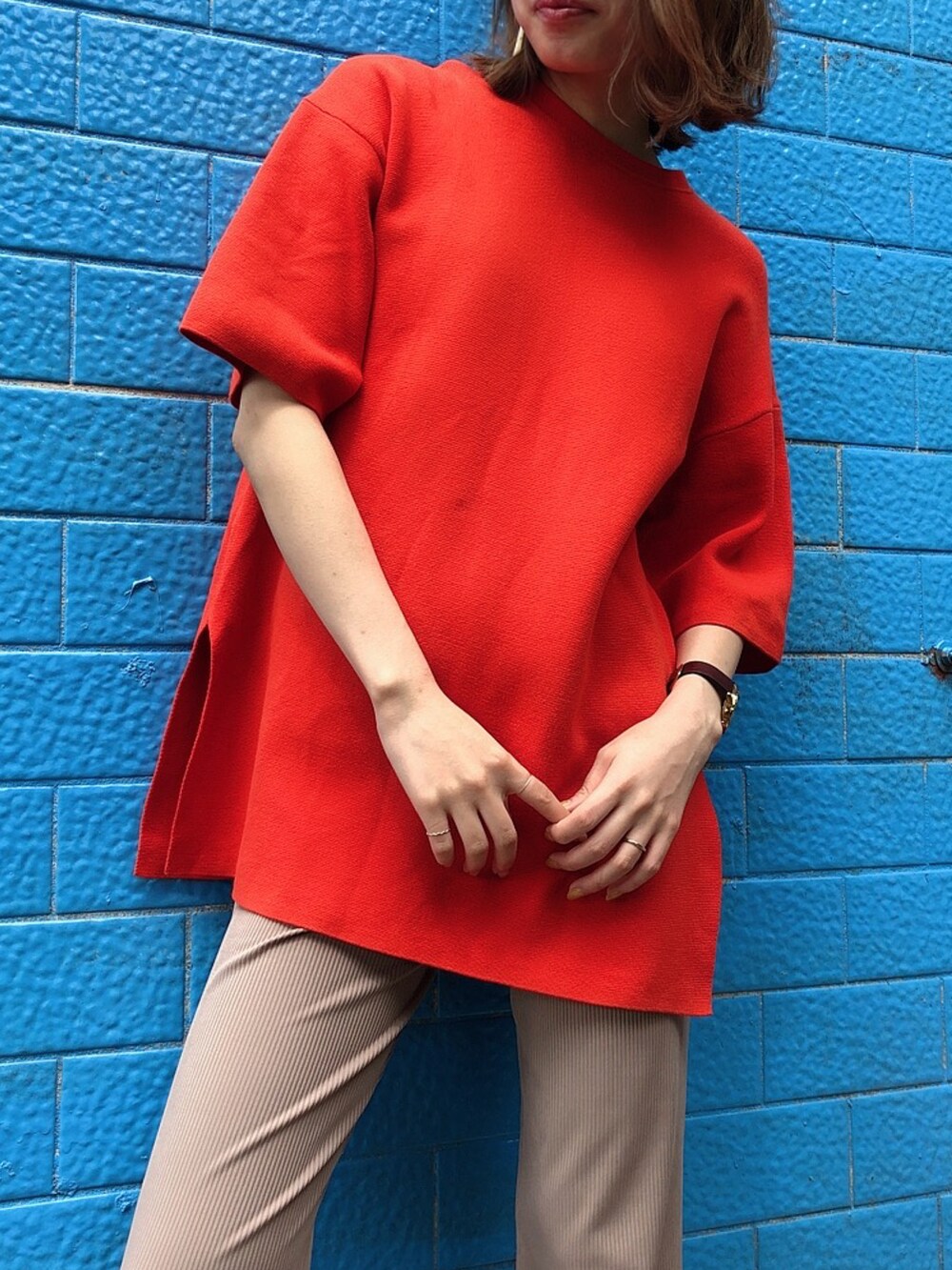 その他のブーツ、オレンジ系のトップスを着用したレディースの秋コーディネートの2枚目の写真