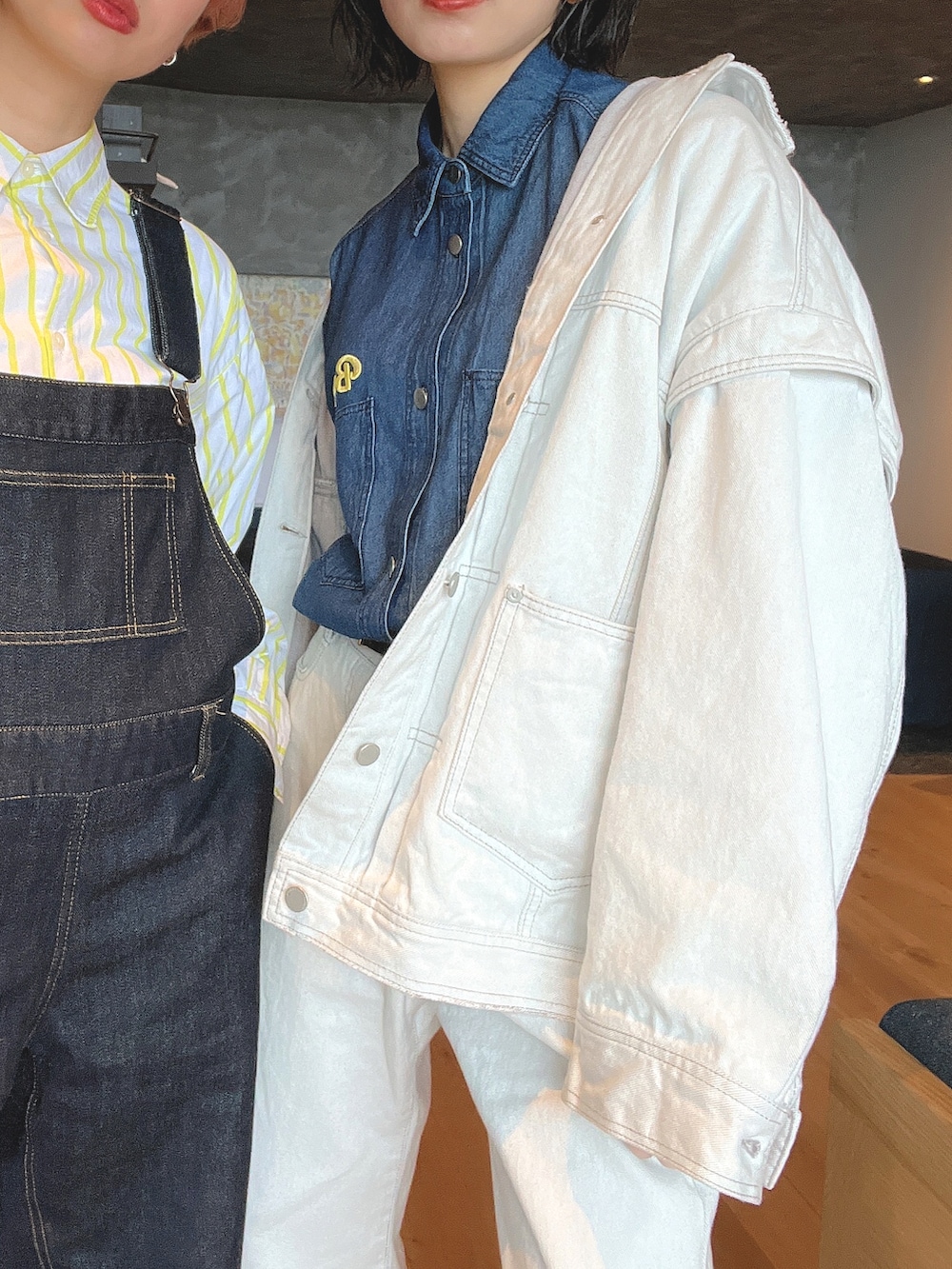 ホワイト系のデニムパンツ、ホワイト系のデニムジャケット、ホワイト系のブーツを着用したレディースの春コーディネートの3枚目の写真