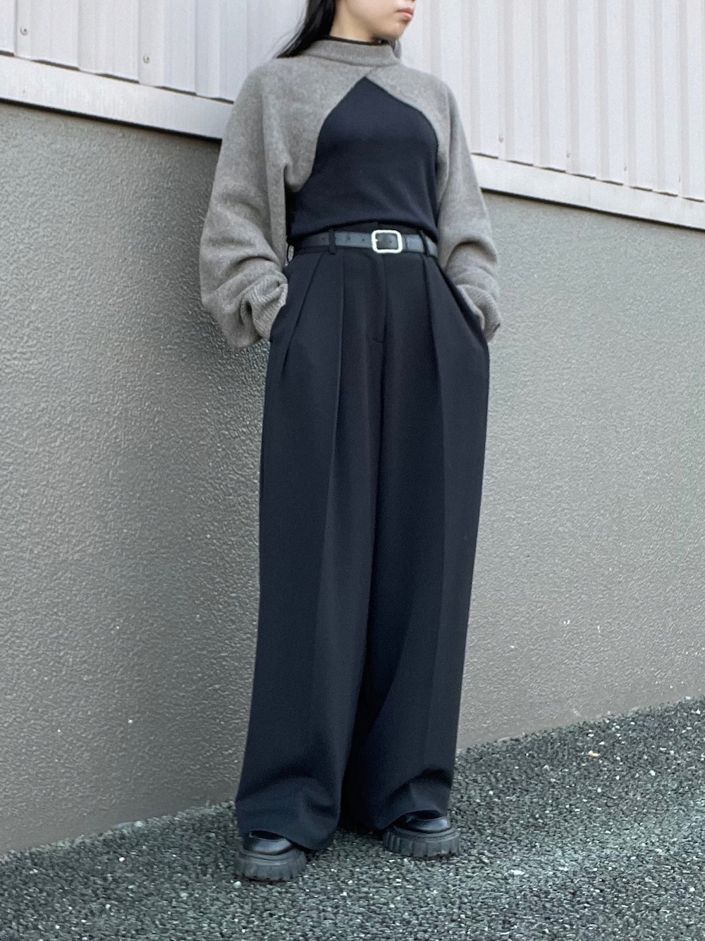 ブラック系のその他パンツ、ブラック系のニット/セーター、ベージュ系のニット/セーターを着用したレディースの冬コーディネートの2枚目の写真