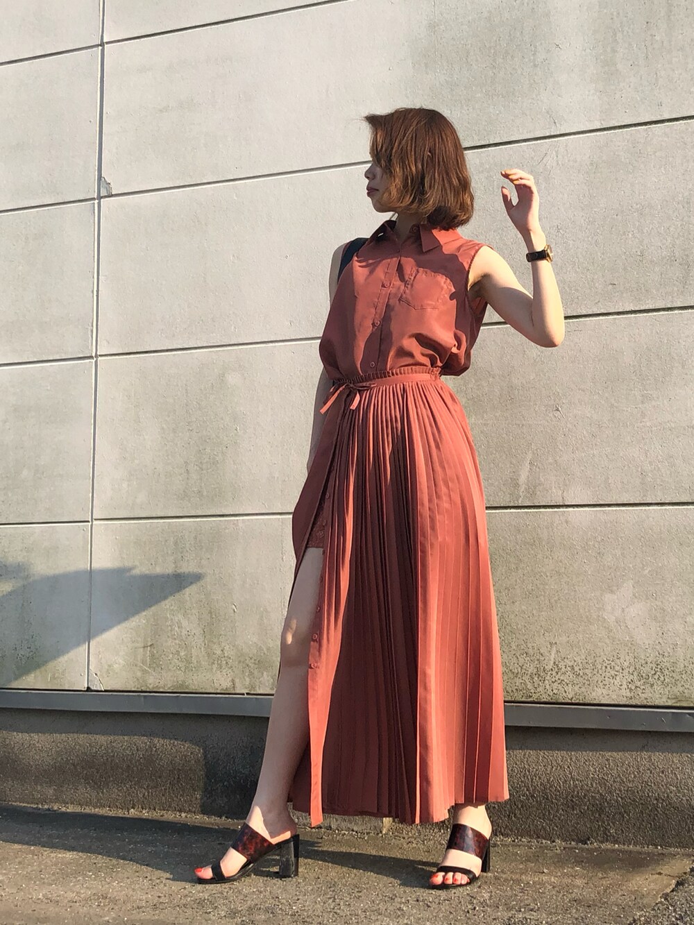 ブラウン系のシューズ、オレンジ系のワンピース/ドレスを着用したレディースの夏コーディネートの2枚目の写真