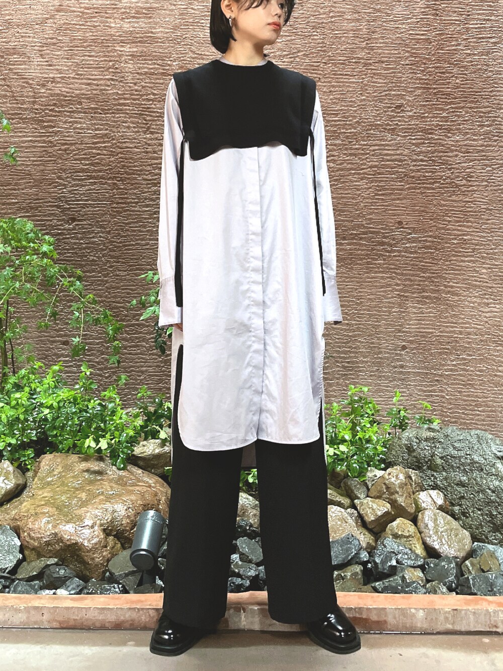 ブラック系のドレスシューズ、ブラック系のニット/セーター、ブルー系のワンピースを着用したレディースの春コーディネートの2枚目の写真