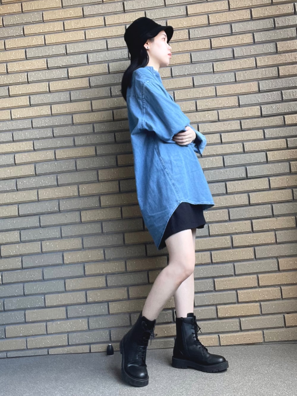 ブルー系のシャツ/ブラウス、ブラック系のその他パンツ、ブラック系のブーツを着用したレディースの秋コーディネートの2枚目の写真