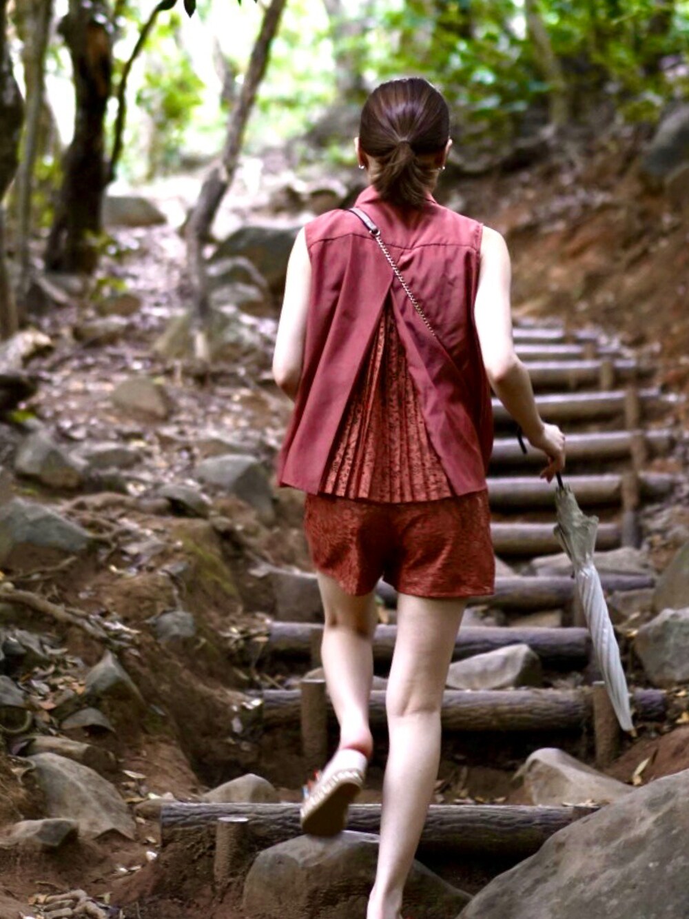 ブラウン系のシューズ、オレンジ系のワンピース/ドレスを着用したレディースの夏コーディネートの3枚目の写真