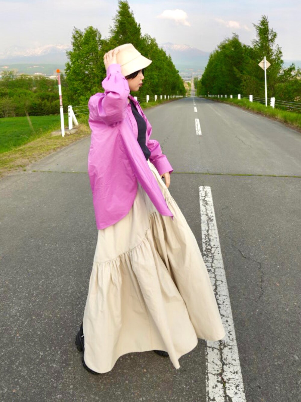 ピンク系のシャツ/ブラウス、グレー系のタンクトップ、ホワイト系のスカートを着用したレディースの春コーディネートの2枚目の写真