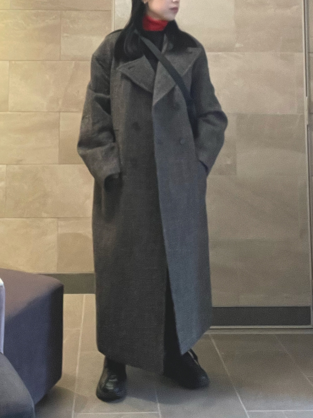 ブラウン系のステンカラーコート、ブラック系のスニーカー、ブラック系のスウェットパンツを着用したレディースの冬コーディネートの2枚目の写真