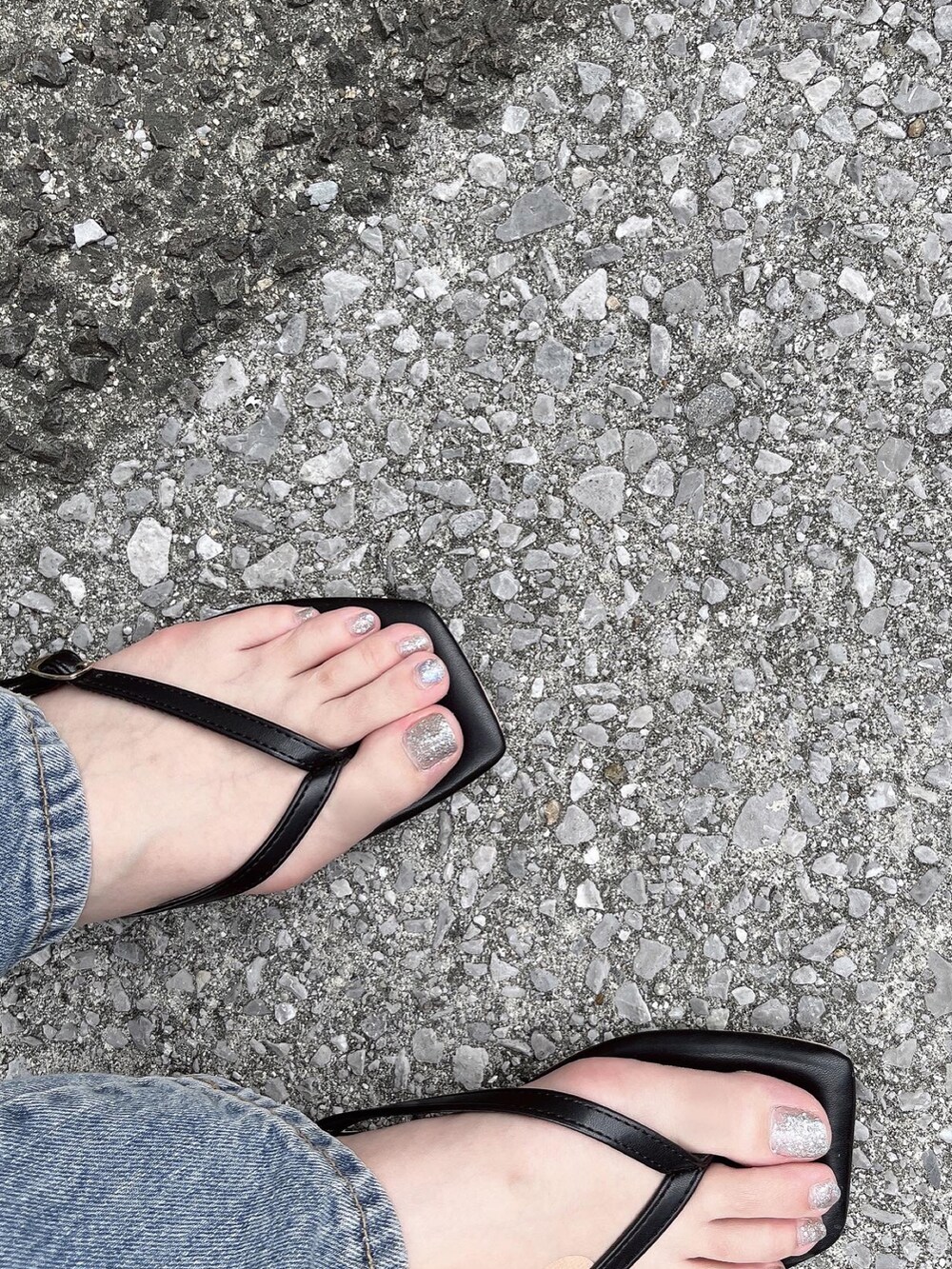 ブラック系のニット/セーター、ブルー系のデニムパンツを着用したレディースの秋コーディネートの2枚目の写真