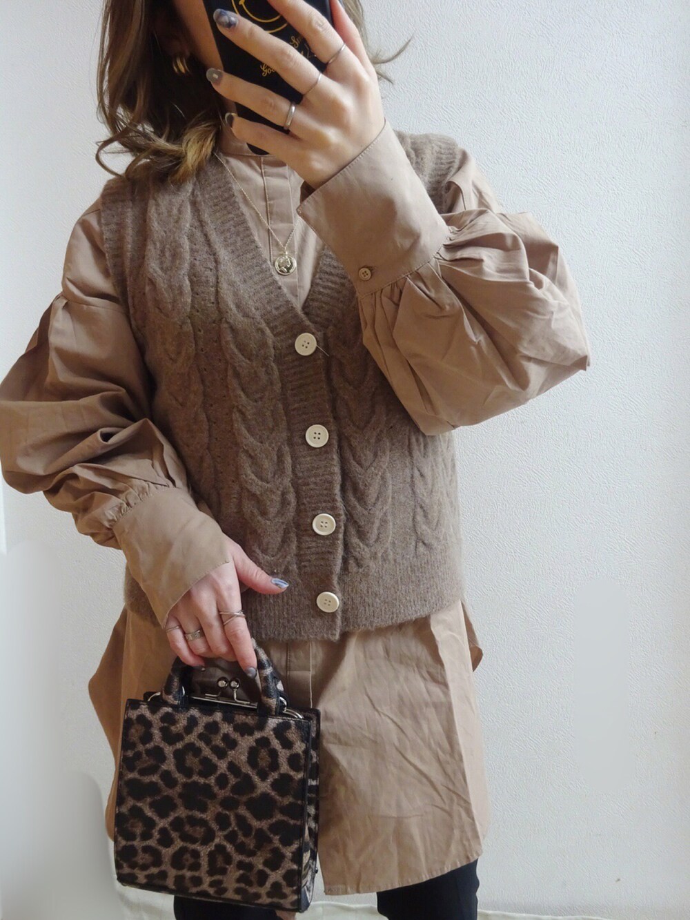 ブラウン系のショルダーバッグ、ブラック系のローファー、ブラウン系のシャツ/ブラウスを着用したレディースの冬コーディネートの2枚目の写真