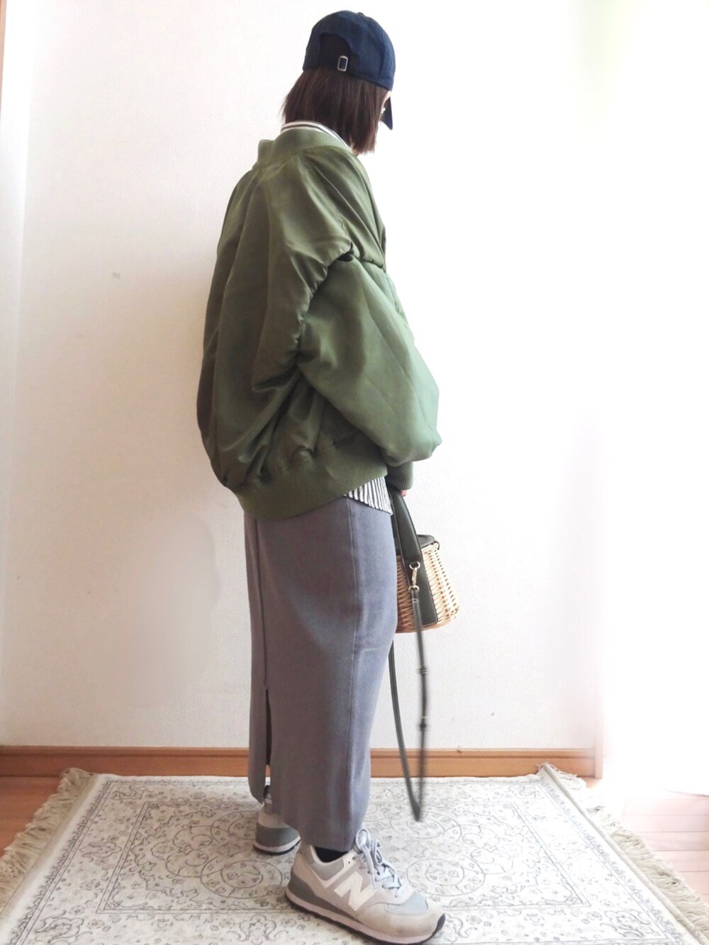 ホワイト系のTシャツ/カットソー、グリーン系のシャツ/ブラウス、グレー系のスカートを着用したレディースの春コーディネートの2枚目の写真