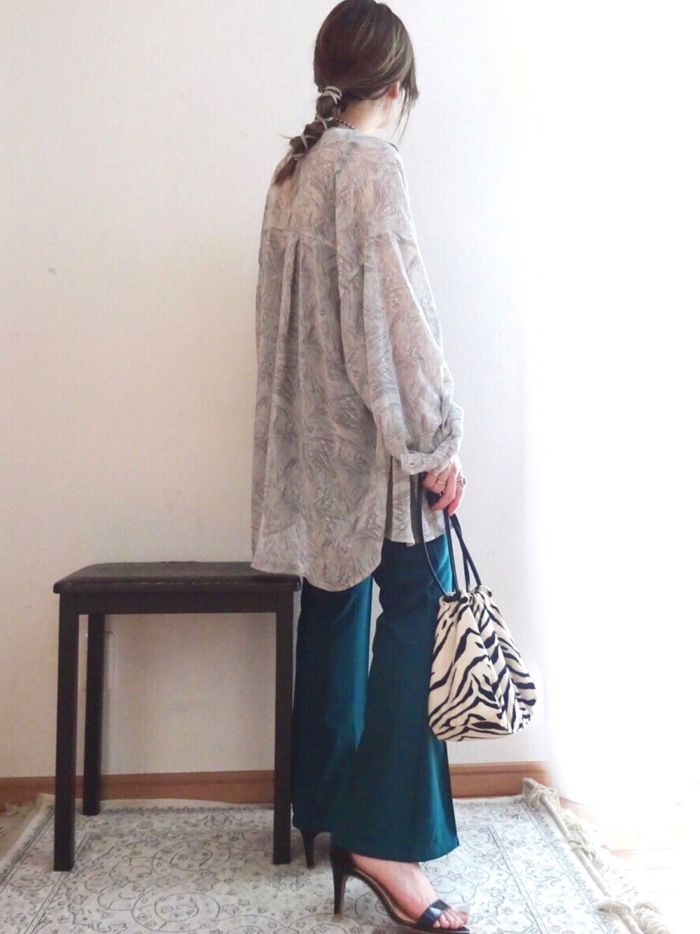 その他のショルダーバッグ、グリーン系のその他パンツ、ブラック系のキャミソールを着用したレディースの夏コーディネートの3枚目の写真