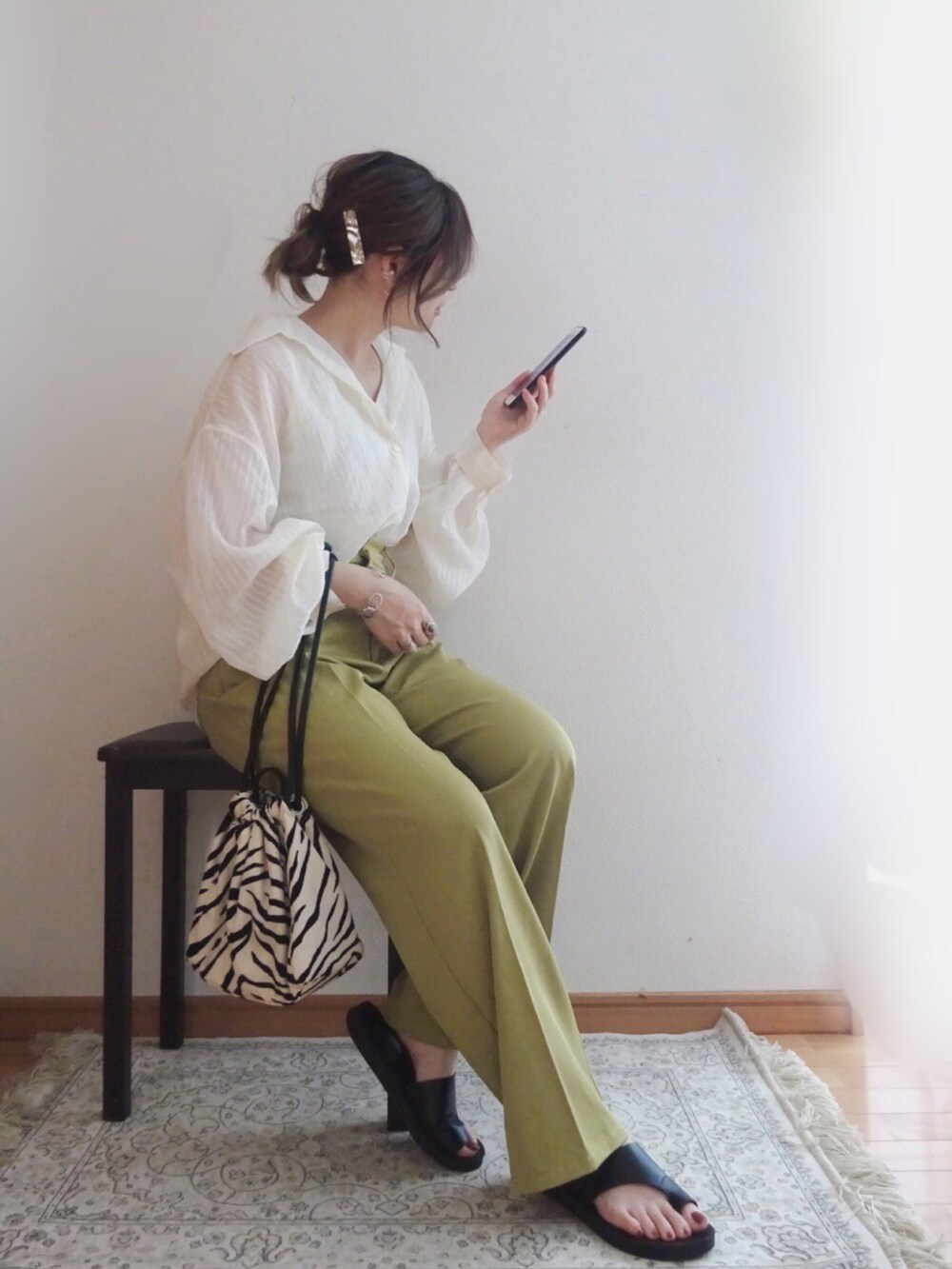ホワイト系のシャツ/ブラウス、その他のショルダーバッグ、グリーン系のスラックスを着用したレディースの夏コーディネートの3枚目の写真