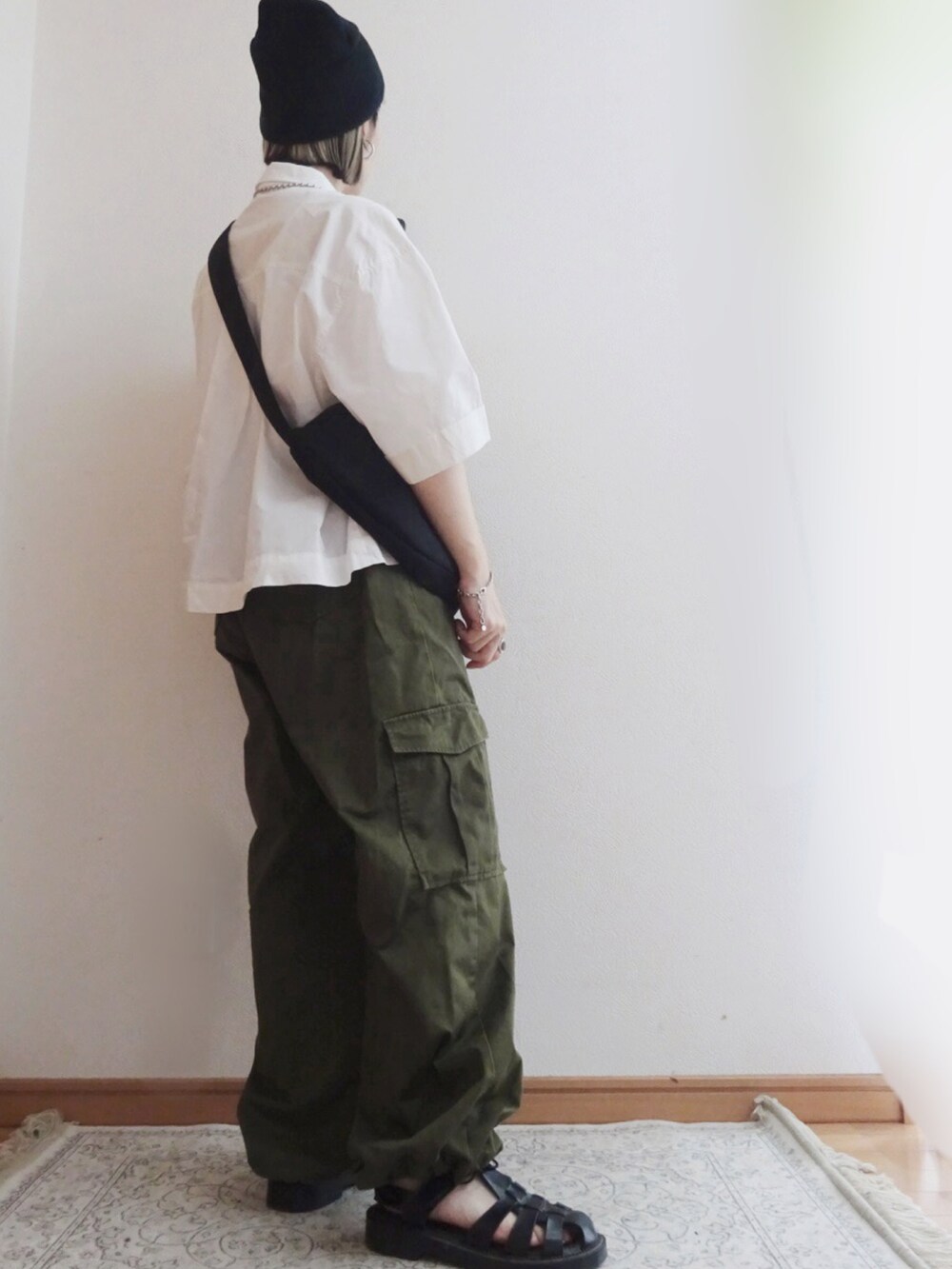 ホワイト系のシャツ/ブラウス、グリーン系のカーゴパンツ、ブラック系のサンダルを着用したレディースの春コーディネートの2枚目の写真