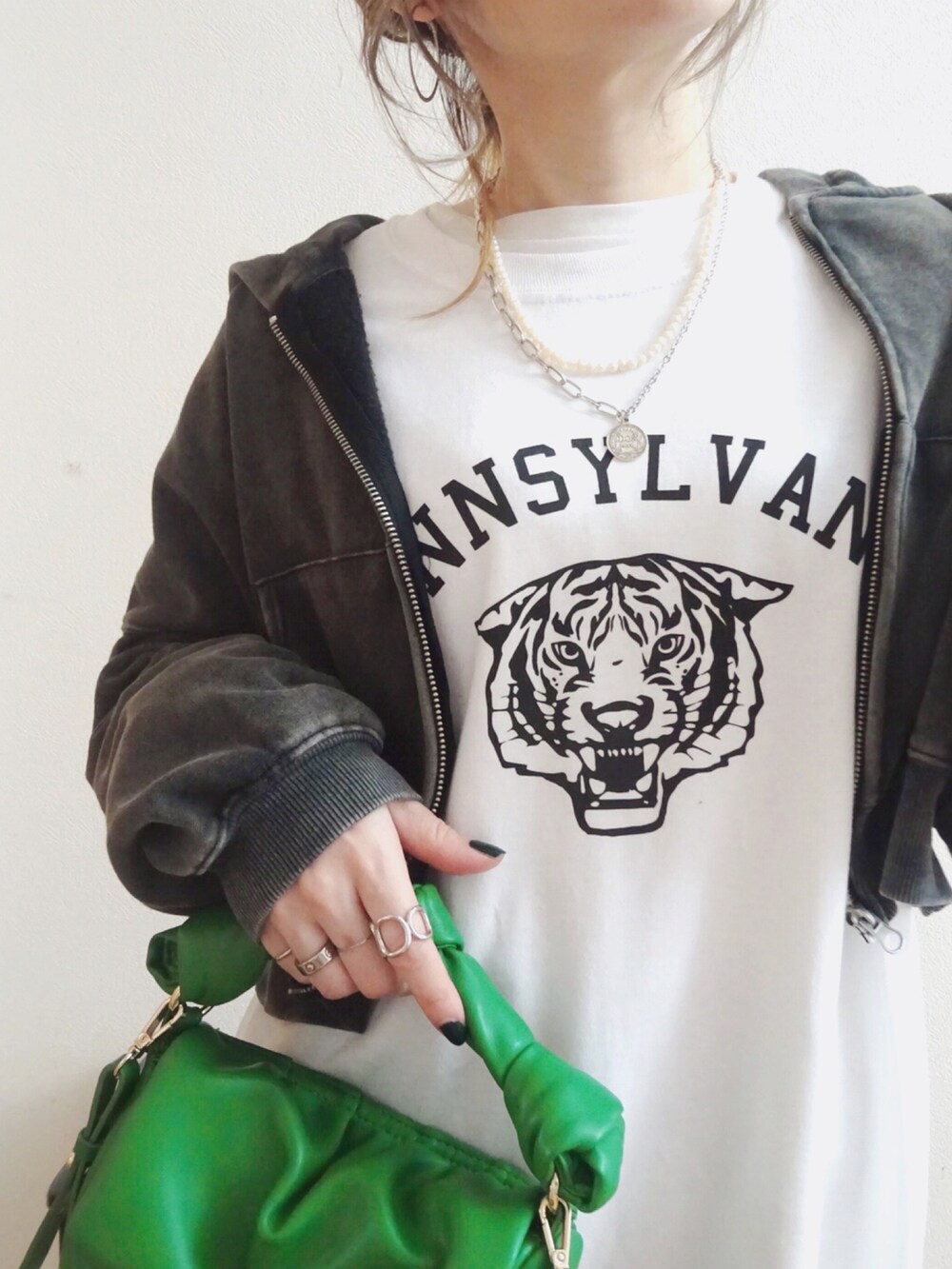 ブラック系のスウェット、ブラック系のテーラードジャケット、ホワイト系のTシャツ/カットソーを着用したレディースの冬コーディネートの2枚目の写真