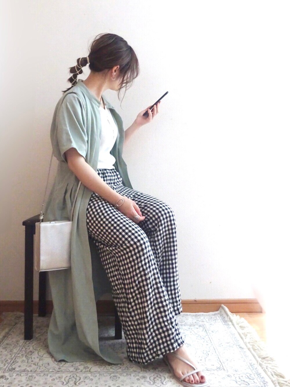 グリーン系のワンピース、ホワイト系のタンクトップ、その他のその他パンツを着用したレディースの夏コーディネートの2枚目の写真