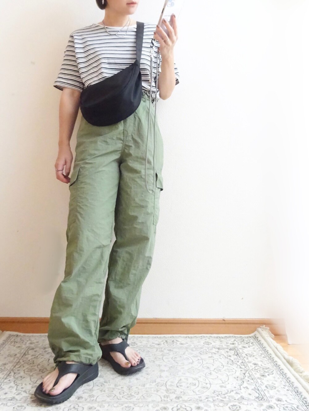 その他のTシャツ/カットソー、グリーン系のその他パンツ、ブラック系のバッグを着用したレディースの秋コーディネートの2枚目の写真