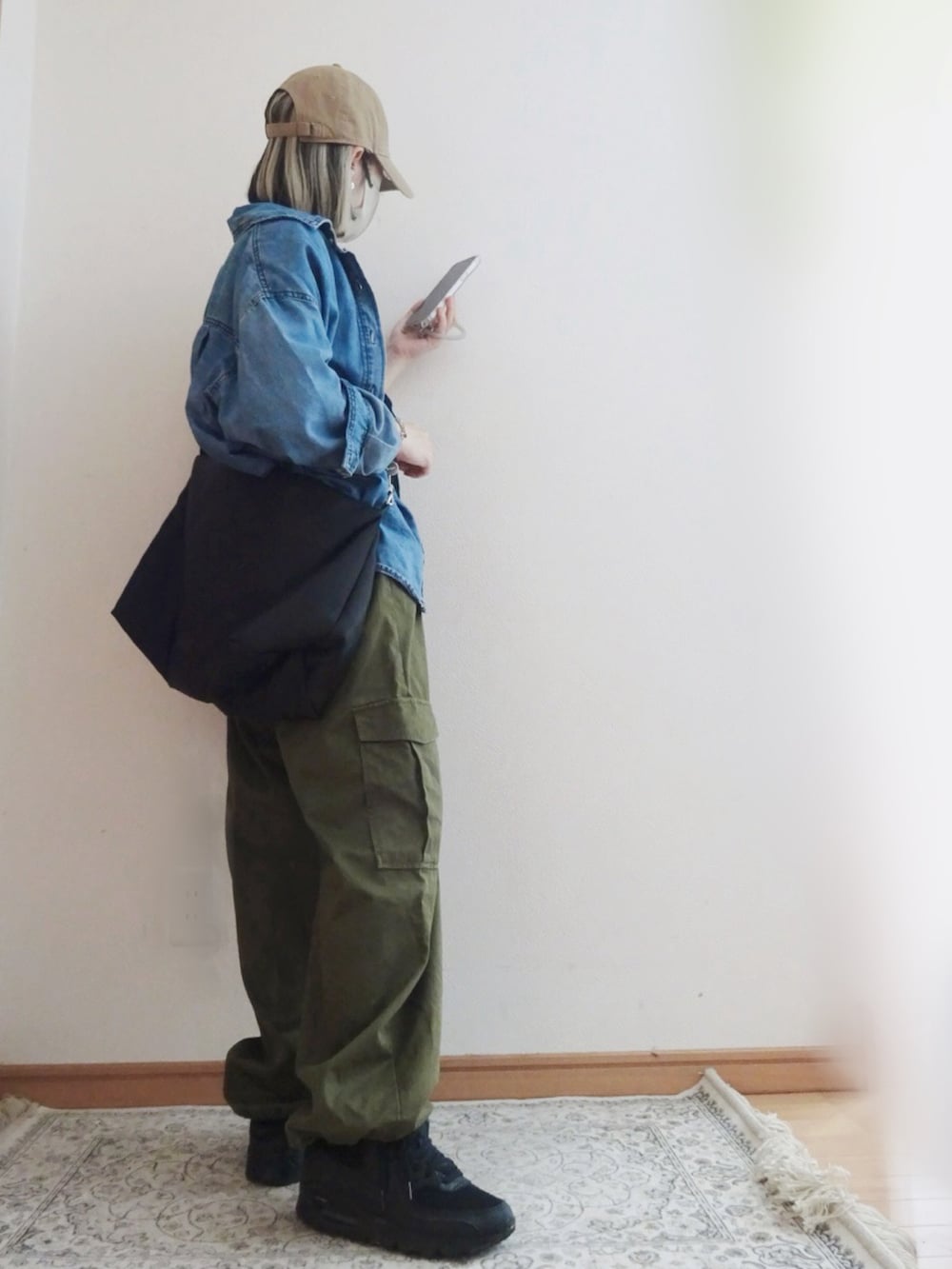 ブルー系のトップス、ホワイト系のTシャツ/カットソー、グリーン系のカーゴパンツを着用したレディースの夏コーディネートの2枚目の写真