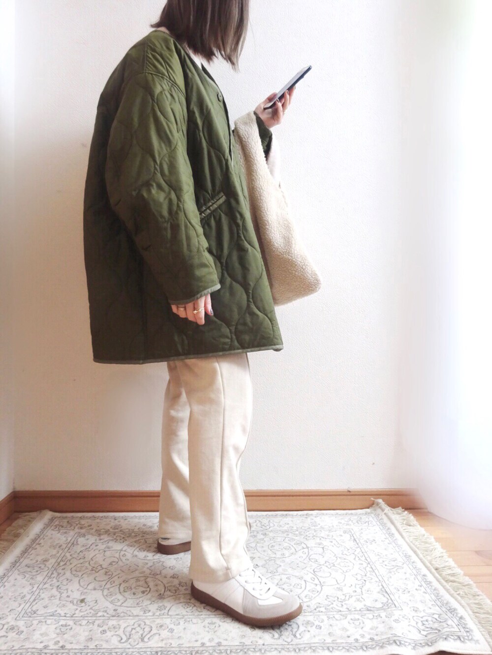 ホワイト系のニット/セーター、ホワイト系のスウェットパンツ、ホワイト系のスニーカーを着用したレディースの冬コーディネートの3枚目の写真
