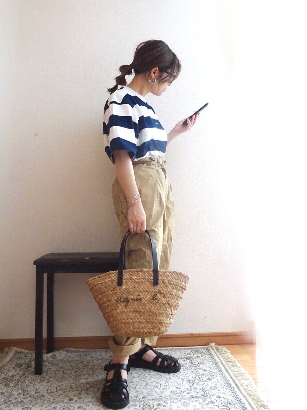 ブルー系のTシャツ/カットソー、ベージュ系のその他パンツ、ブラック系のサンダルを着用したレディースの夏コーディネートの2枚目の写真